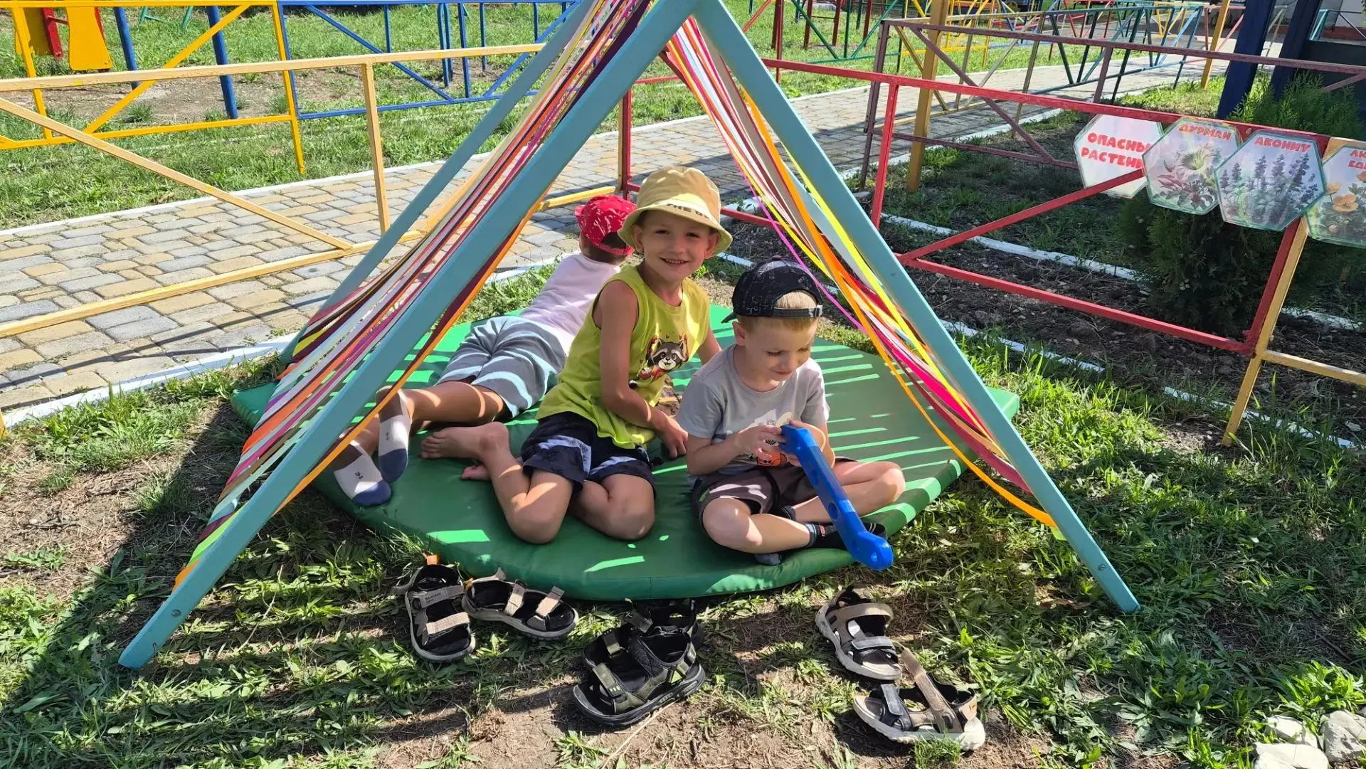 ✨Летнее настроение ✨

☀️На свежем воздухе ребята погружаются в увлекательные игры. С увлечением возя
