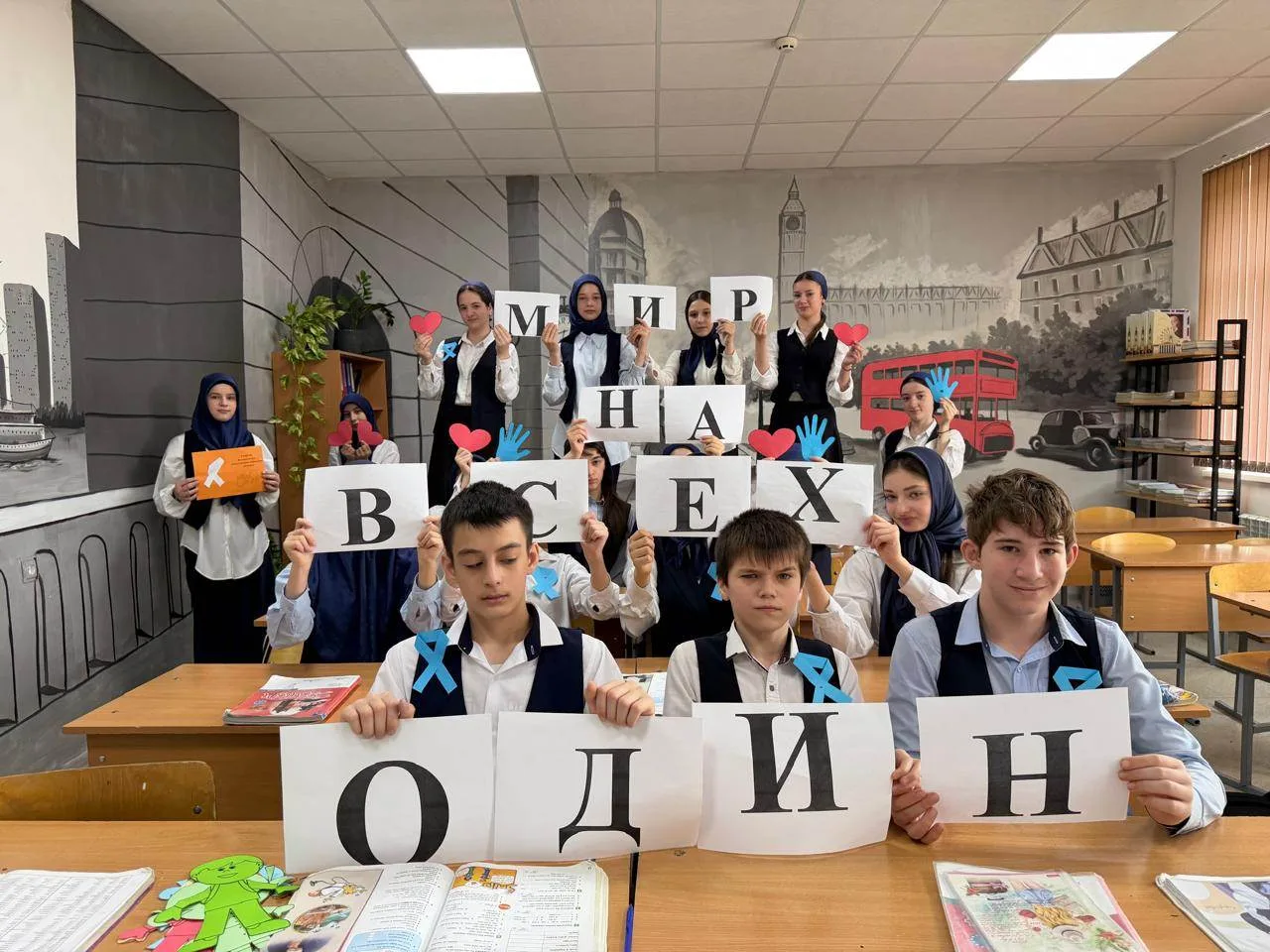 В МБОУ «СОШ № 39 им. Айдамирова Р. А.» прошла акция «Зажги синим» ⁣ 3 апреля 2026 года наша школа пр