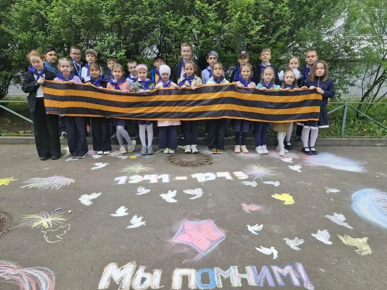 🎨 В преддверии 9 Мая ученики начальной школы устроили яркое творческое мероприятие — рисовали на асф