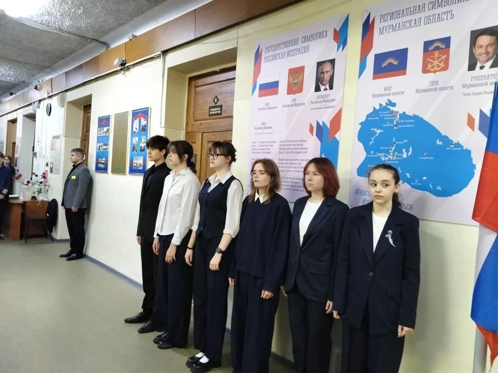 🇷🇺 12 мая почетное право поднять флаг  Российской Федерации было предоставлено: