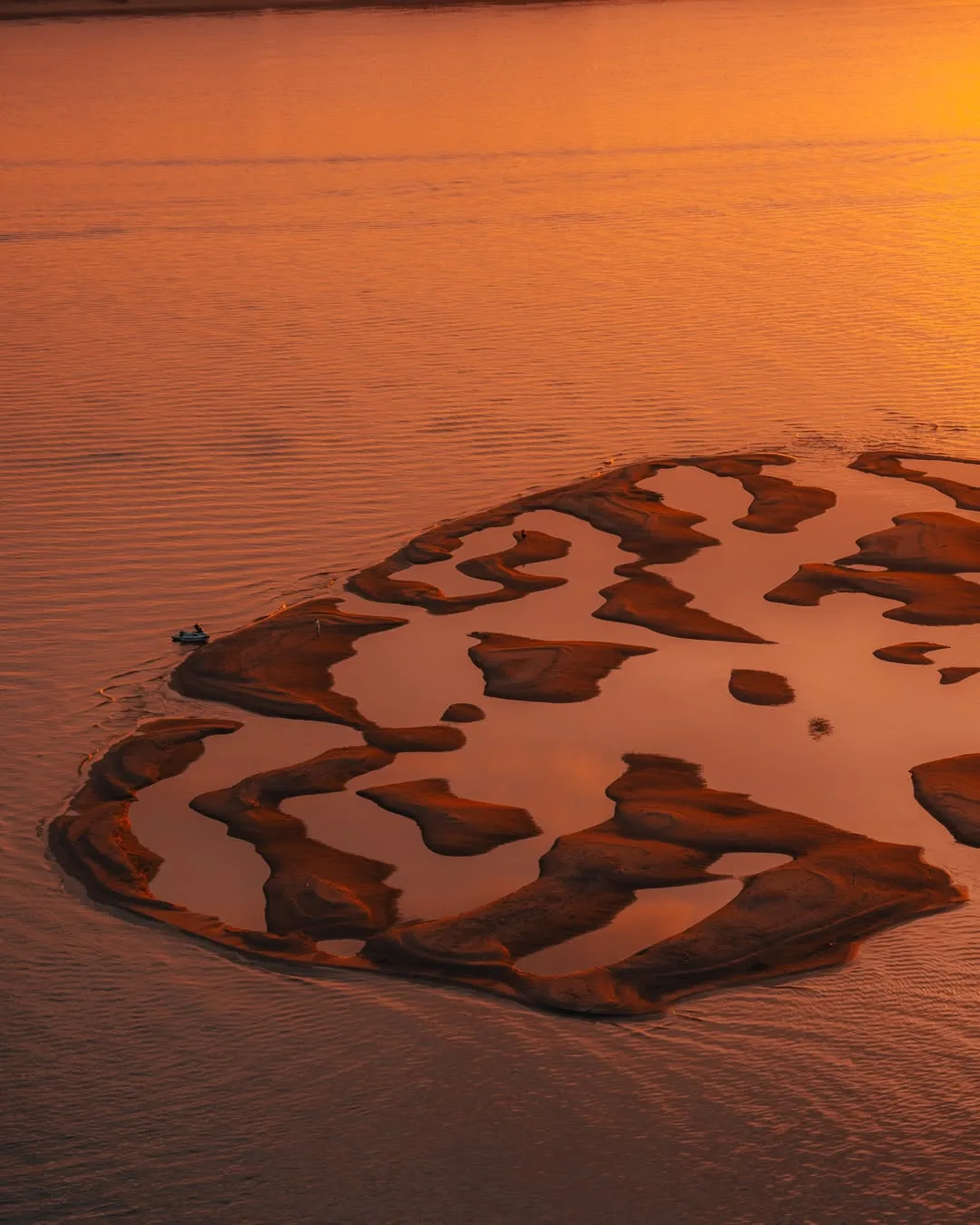🌅 Закат на Золотых песках

К вечеру здесь всё становится тише — вода выравнивается, ветер стихает, 