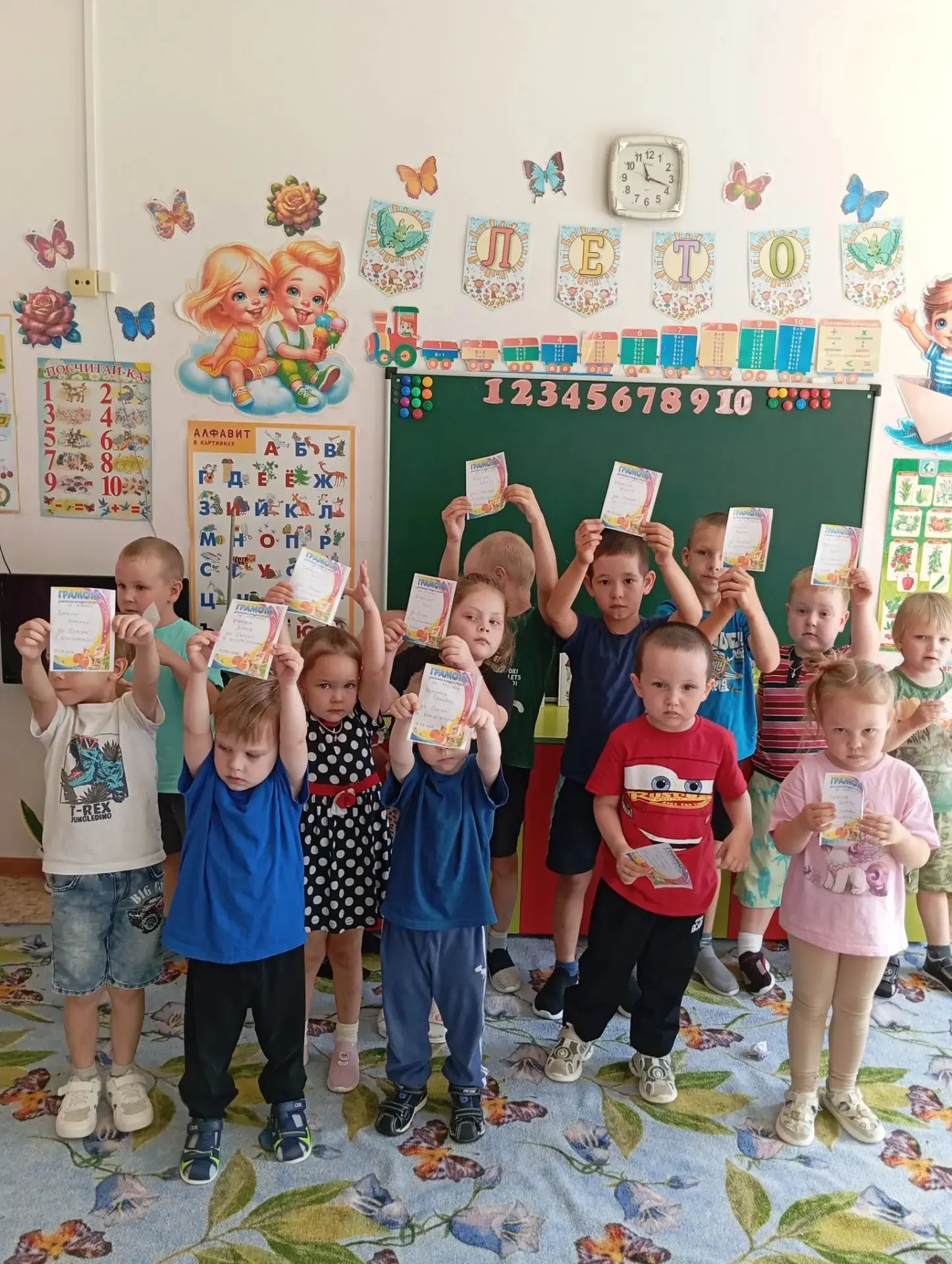 Сегодня в группе "Колокольчики" прошёл праздник, посвящённый Дню рисунков на асфальте!!! 
Погода нас