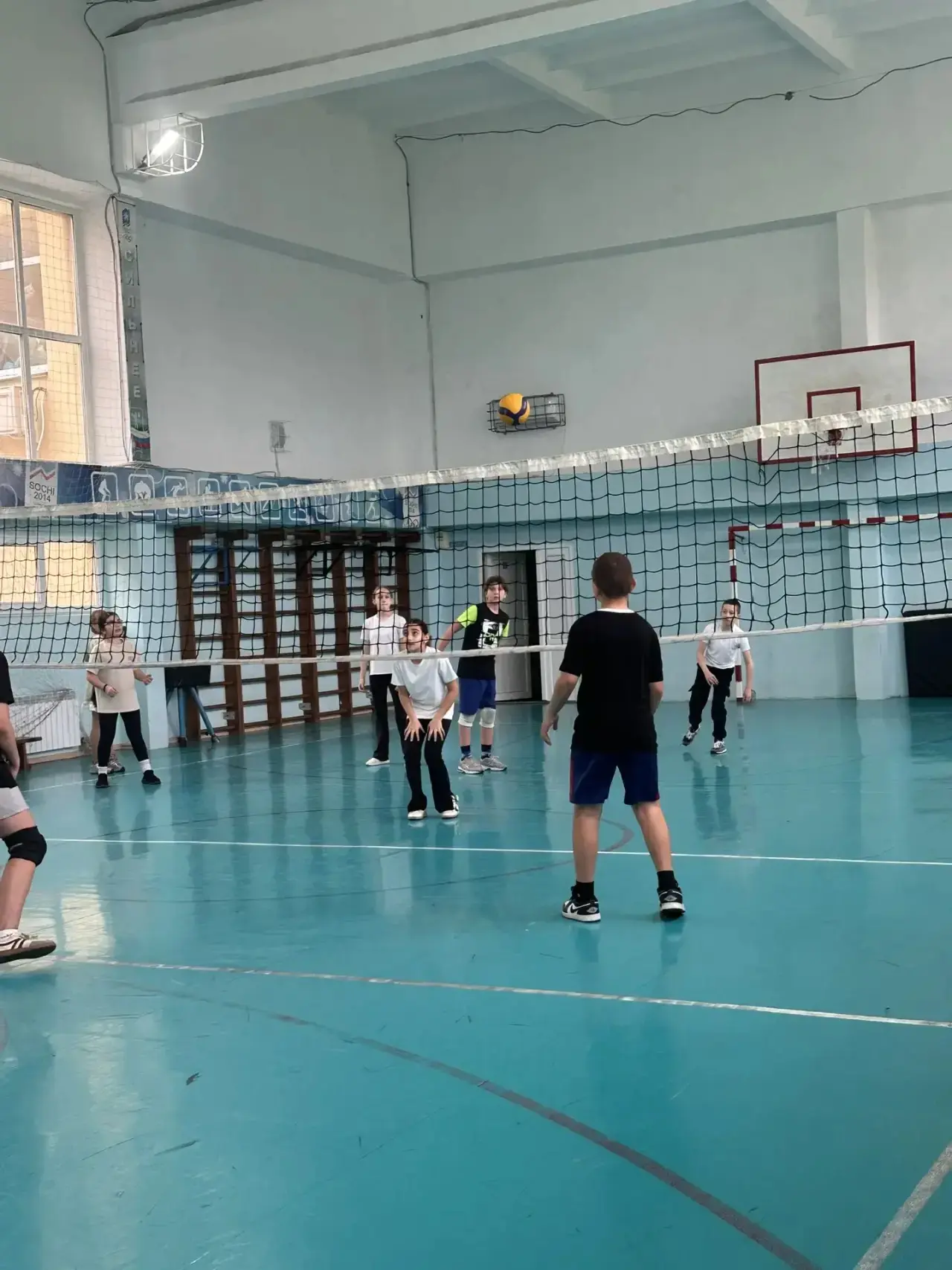 🏐 Сегодня, в первый день каникул, в нашей школе прошли соревнования по пионерболу среди учащихся 5-х