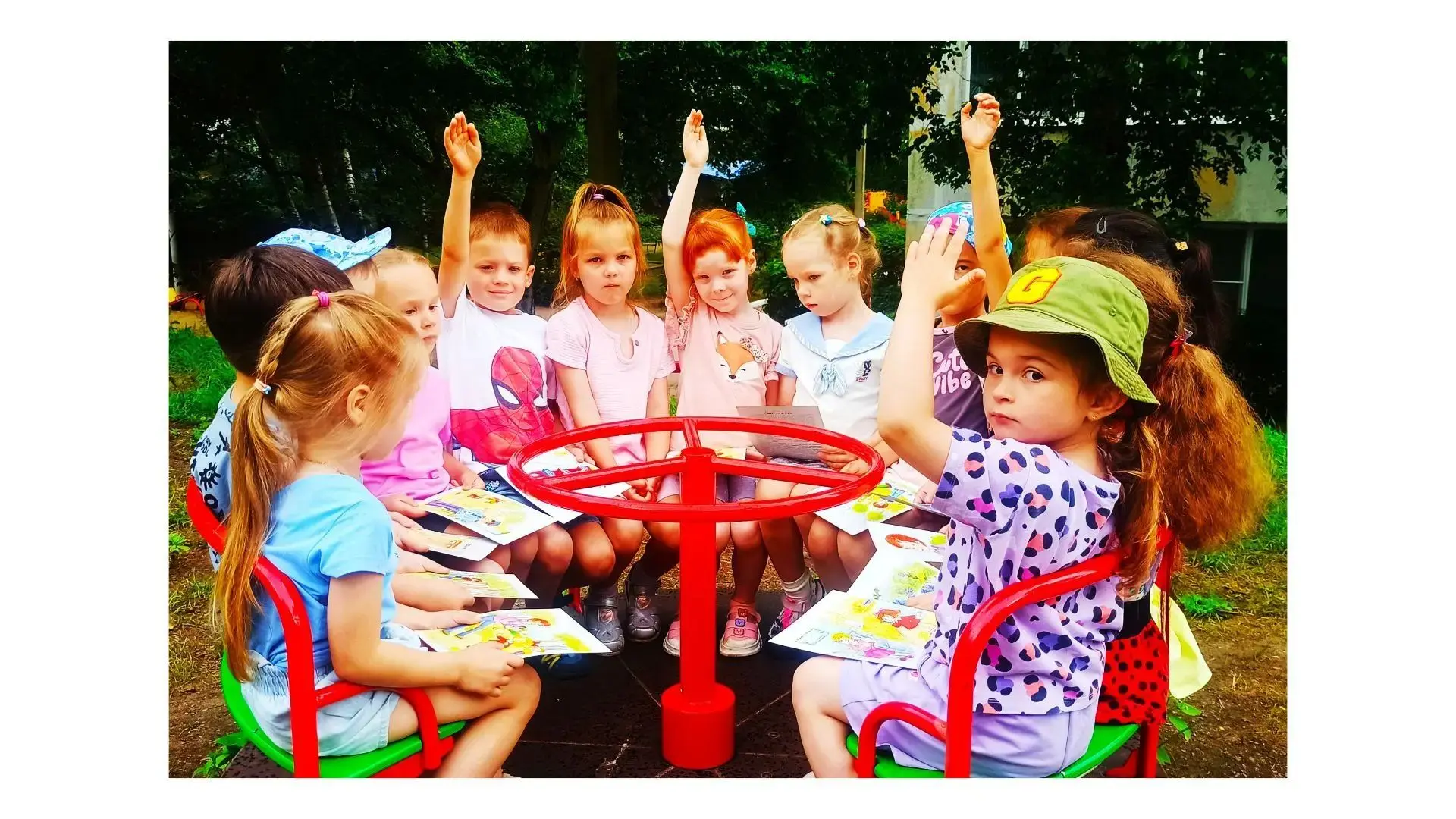 Детский сад — это больше, чем просто игры на площадке! 🌳 Урок дружбы прямо во время прогулки

Многи