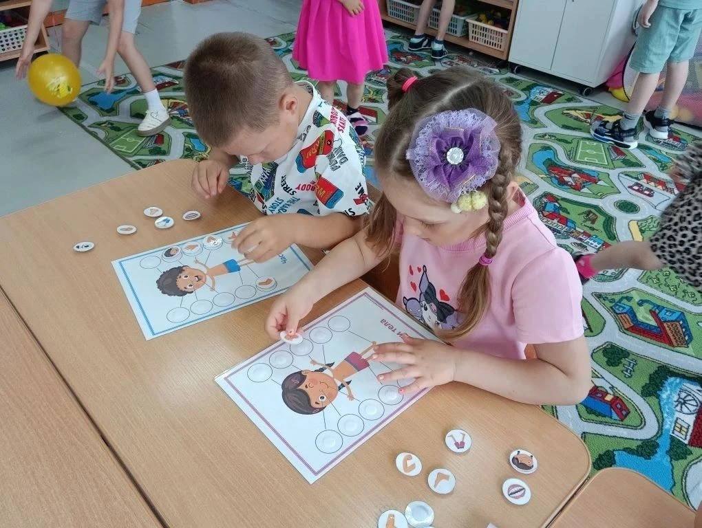 В детском саду прошёл тематический день «Береги своё здоровье». Ребята обсуждали правила здорового о