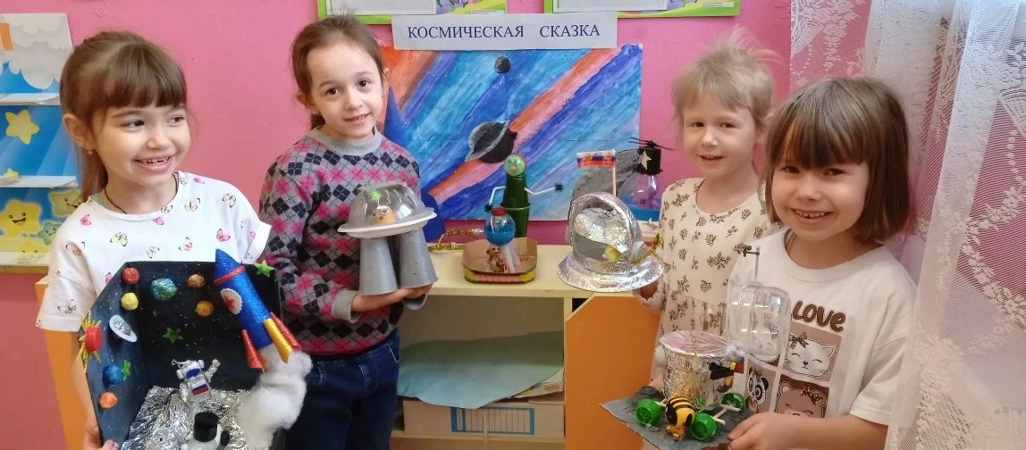 В рамках недели "Космические просторы" в группе "Бабочки" была оформлена выставка поделок из бросово