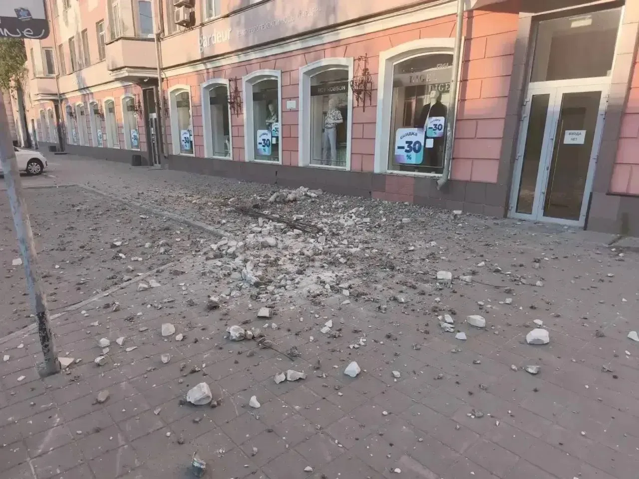 В Барнауле сбили аварийный декор дома на «красной линии».

Ночью УК «Компас» демонтировала аварийные