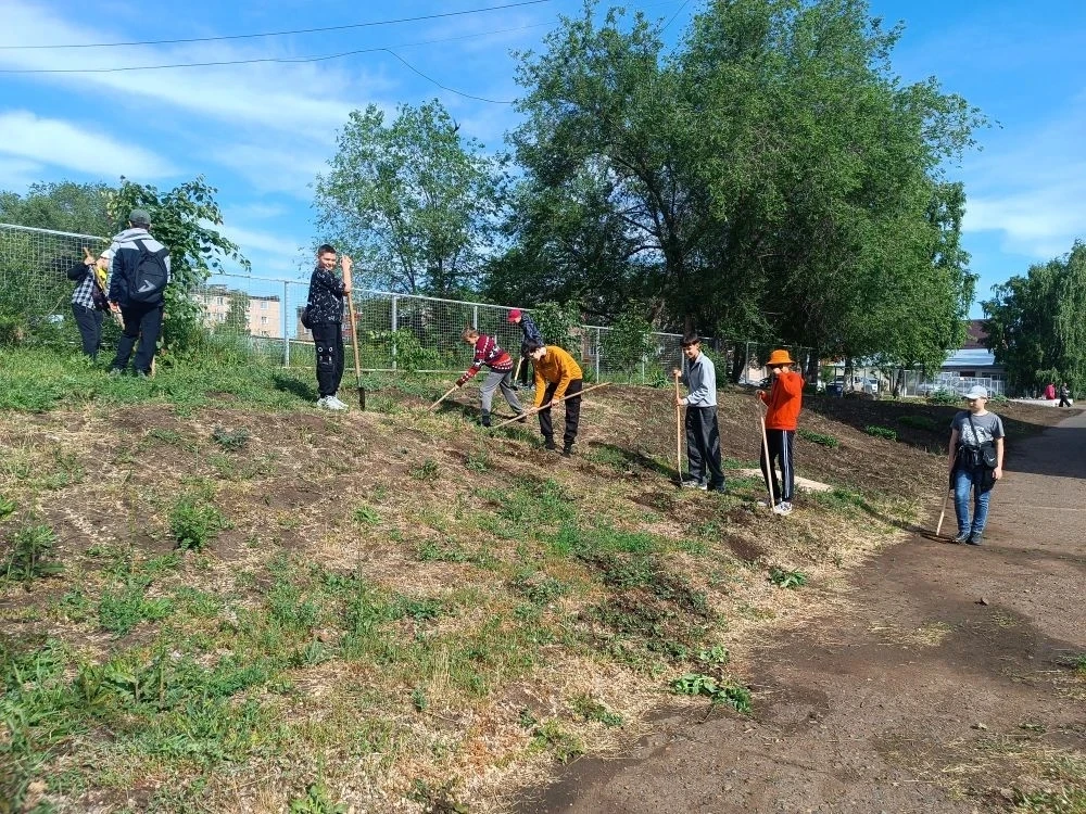 🌿 Трудовой десант в действии! Сегодня наши ребята отлично потрудились и очистили школь...