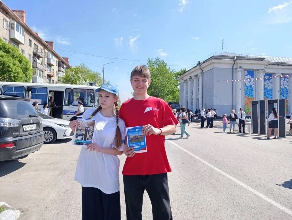 🌱 Волонтёры благоустройства активно помогают жителям Новоалтайска выбирать территории ...