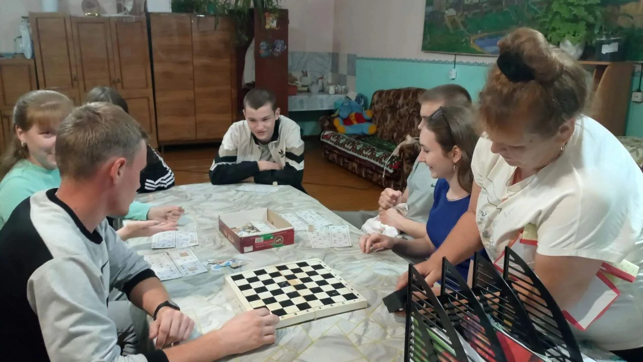 В знойный летний день нет ничего лучше, чем оказаться в прохладных стенах и погрузиться в мир настол