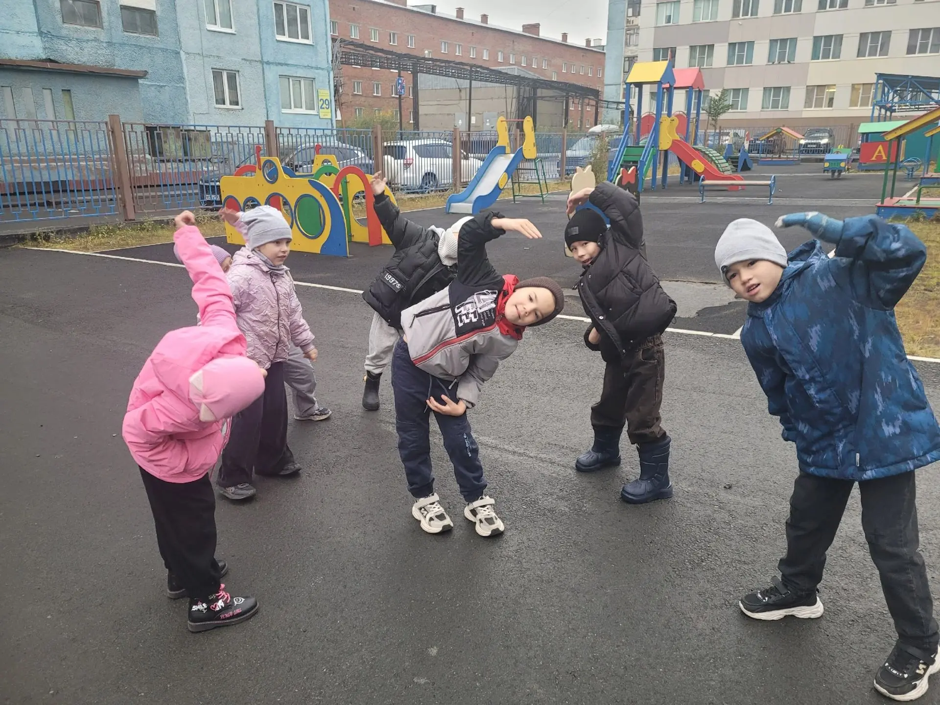 В школе проходит "День бегуна!" Дошколята  из группы "Незабудки" не отстают от старших ...