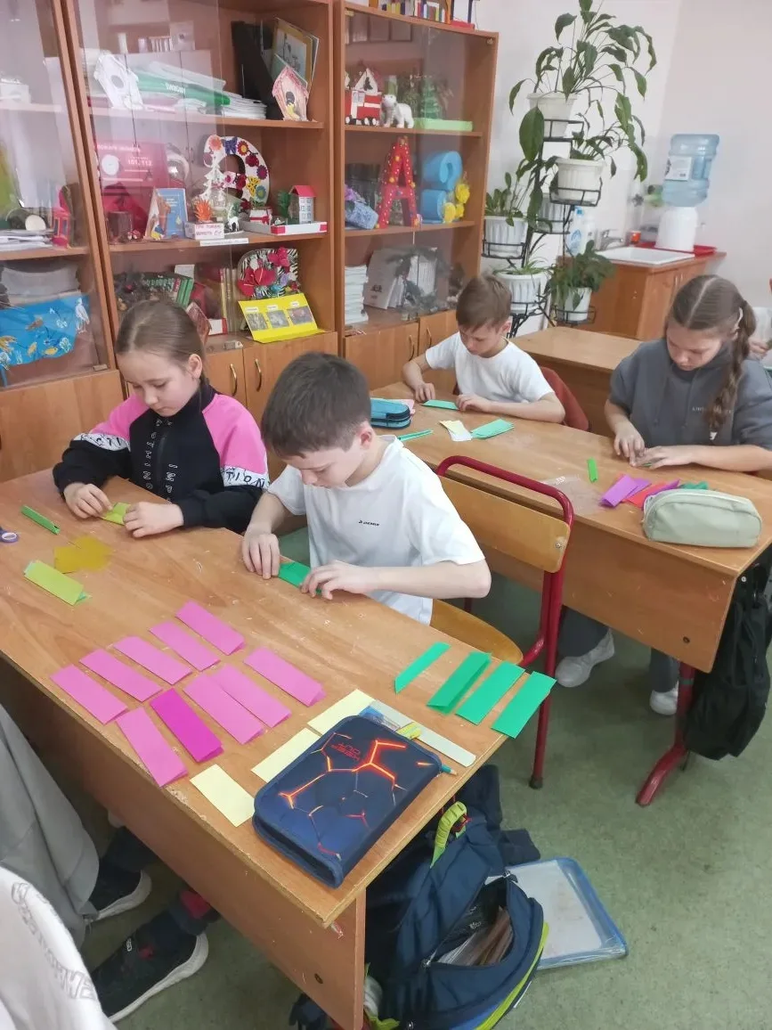 🪷🪷🪷  28 марта в  3-3 классе МАОУ "Школа №16", в рамках Дня Китая прошёл  мастер класс "Лотос — водна
