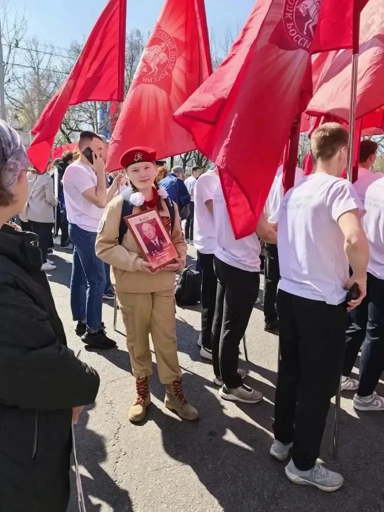 Сегодня юнармеец отряда «Гвардия»  Виолетта Баженова с гордостью принимает участие в торжественном ш