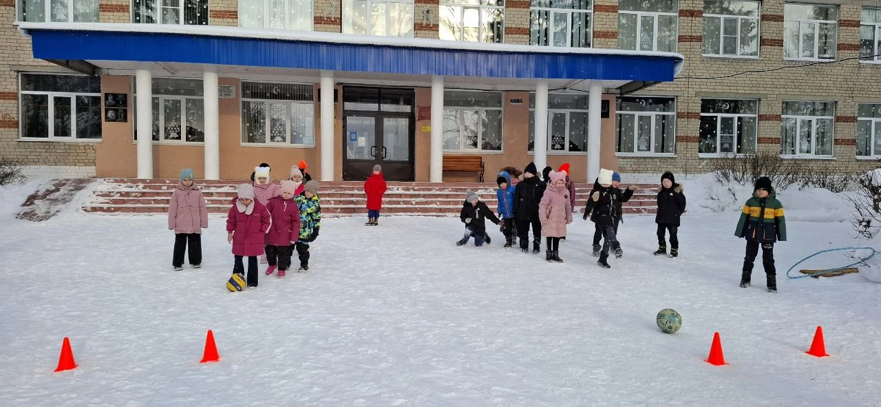 День снега в школе — это праздник, посвящённый зимним видам спорта, активному отдыху и ...