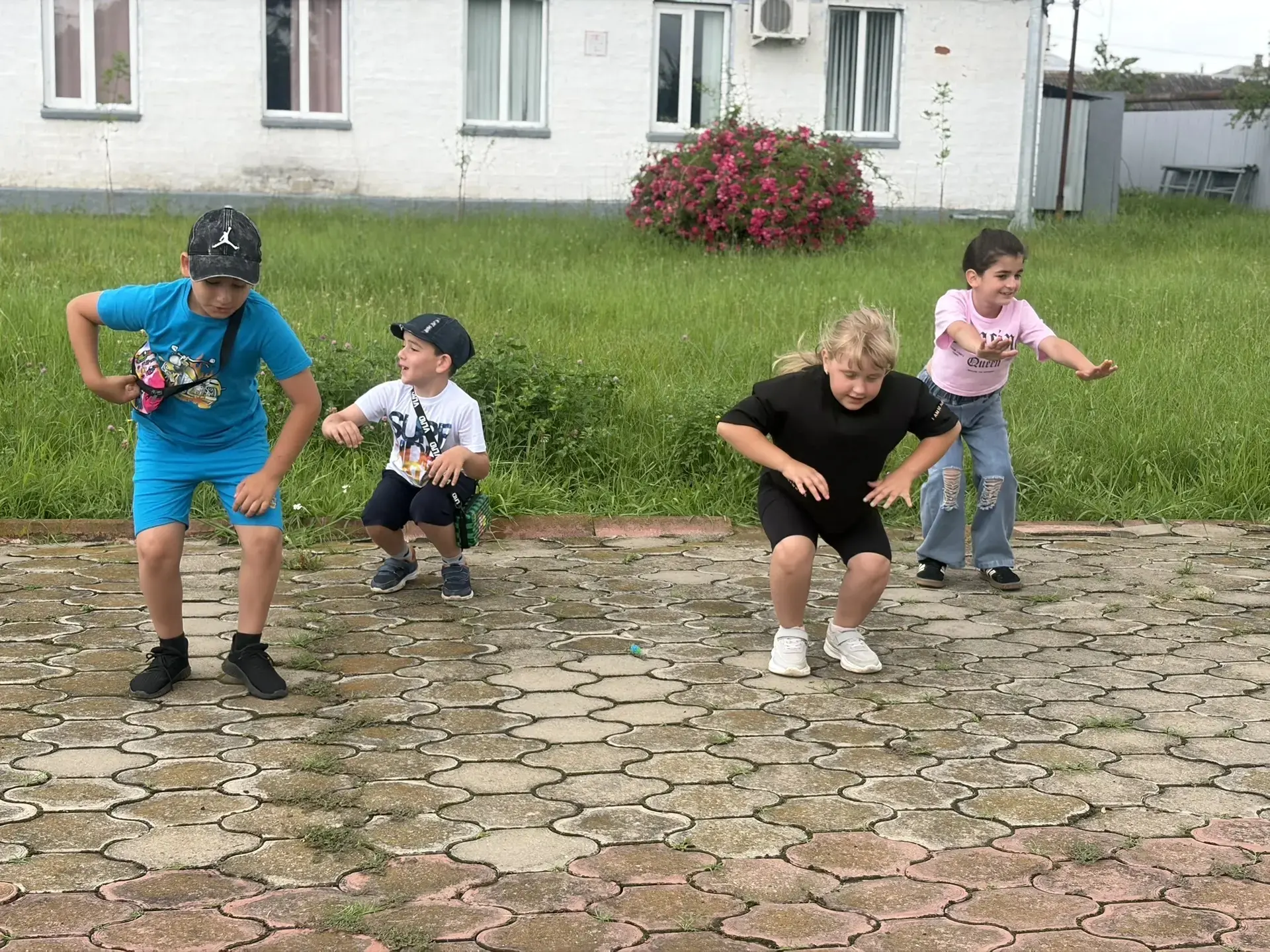 Несмотря на пасмурную погоду, день в лагере «Алые паруса» начался с весёлой зарядки! ☁️💪 Ребята зар
