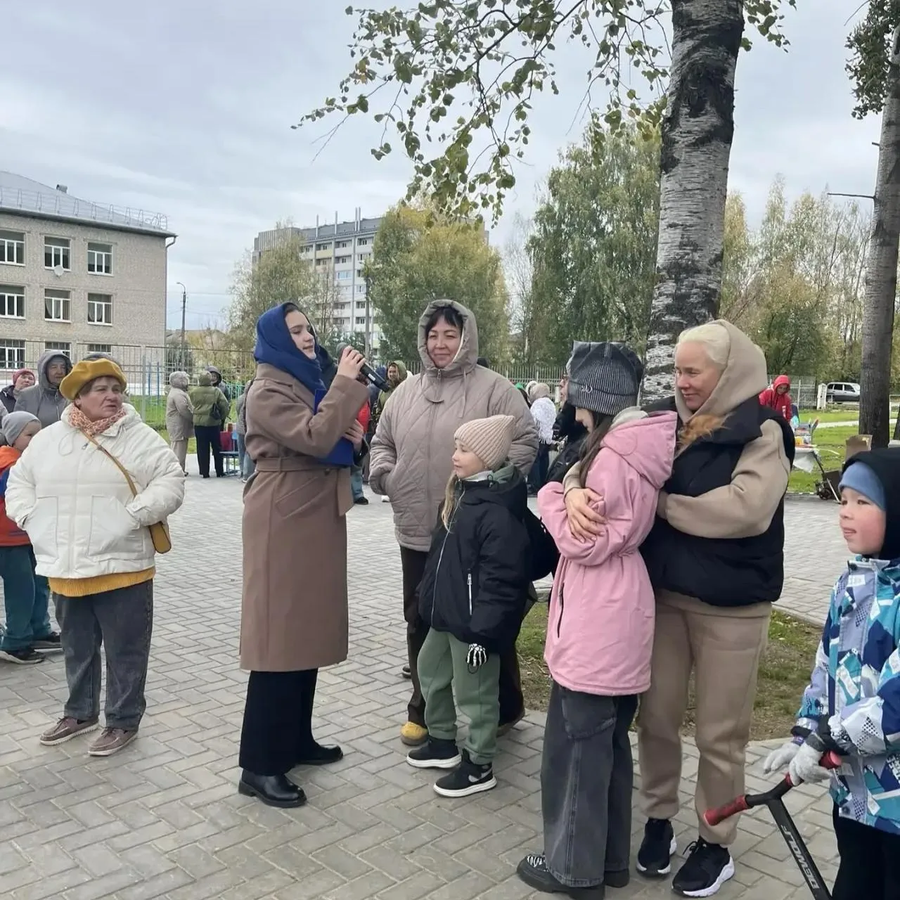 В Семеновке открыли сквер с профессиональной сценой и гримеркой. Строители выложили бру...