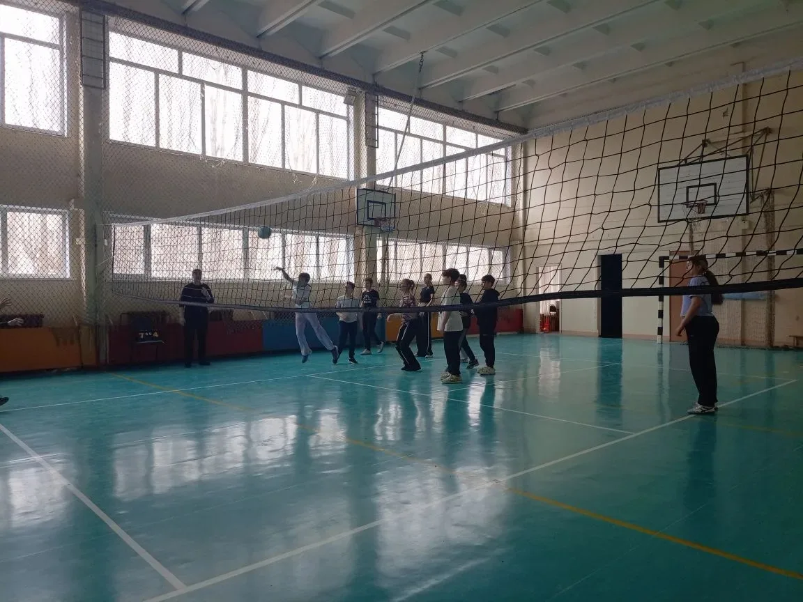 🎉 Игра в пионербол: соревнование между 4‑м и 5‑м классами!    На этой неделе среди учеников 4‑го и 5