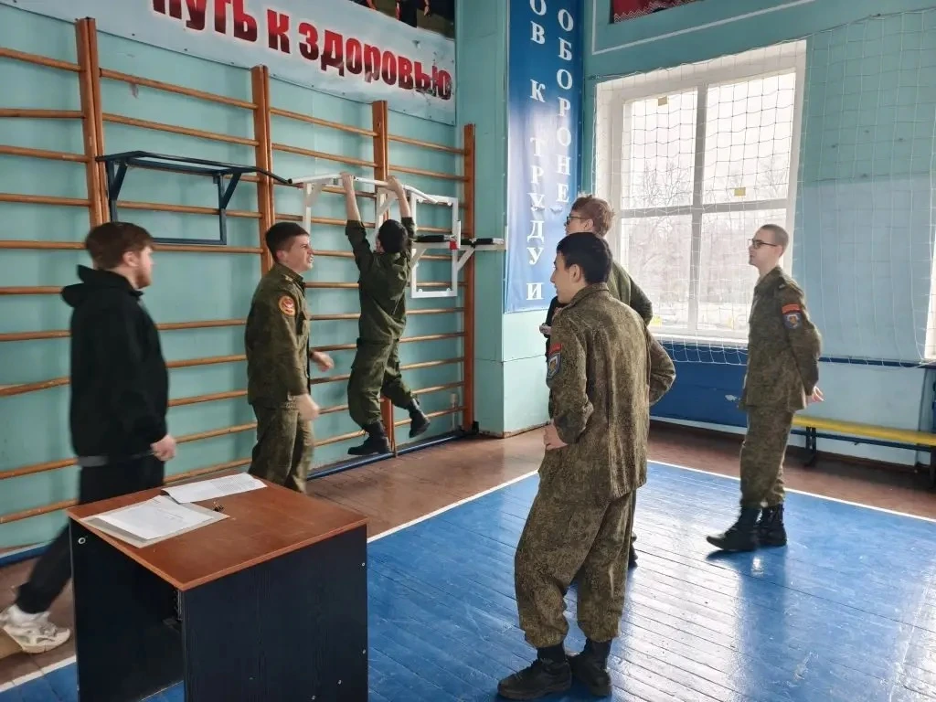 🇷🇺 Юнармейцы 8 «Г»: достойный бой в «Зарнице 2.0»!  На прошлой неделе наш кадетский 8 «Г» класс пред