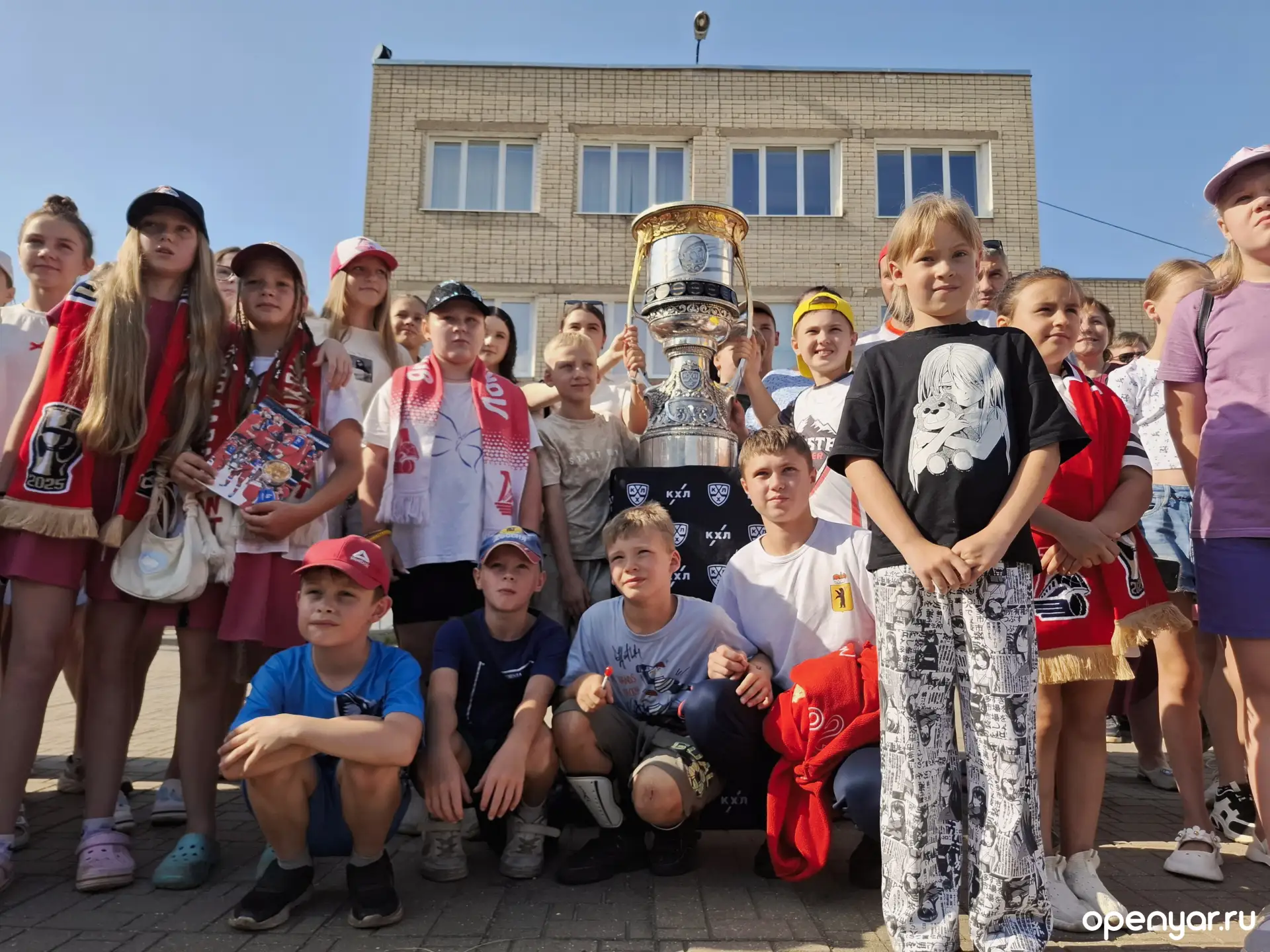 В этом году Кубок Гагарина путешествует не только по крупным городам, но и по сёлам и д...