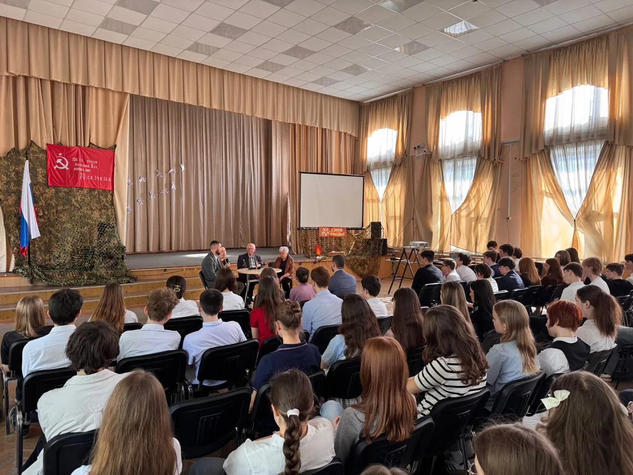 Есть встречи, после которых в зале ещё долго стоит тишина.  Вчера для наших учеников прошёл настоящи