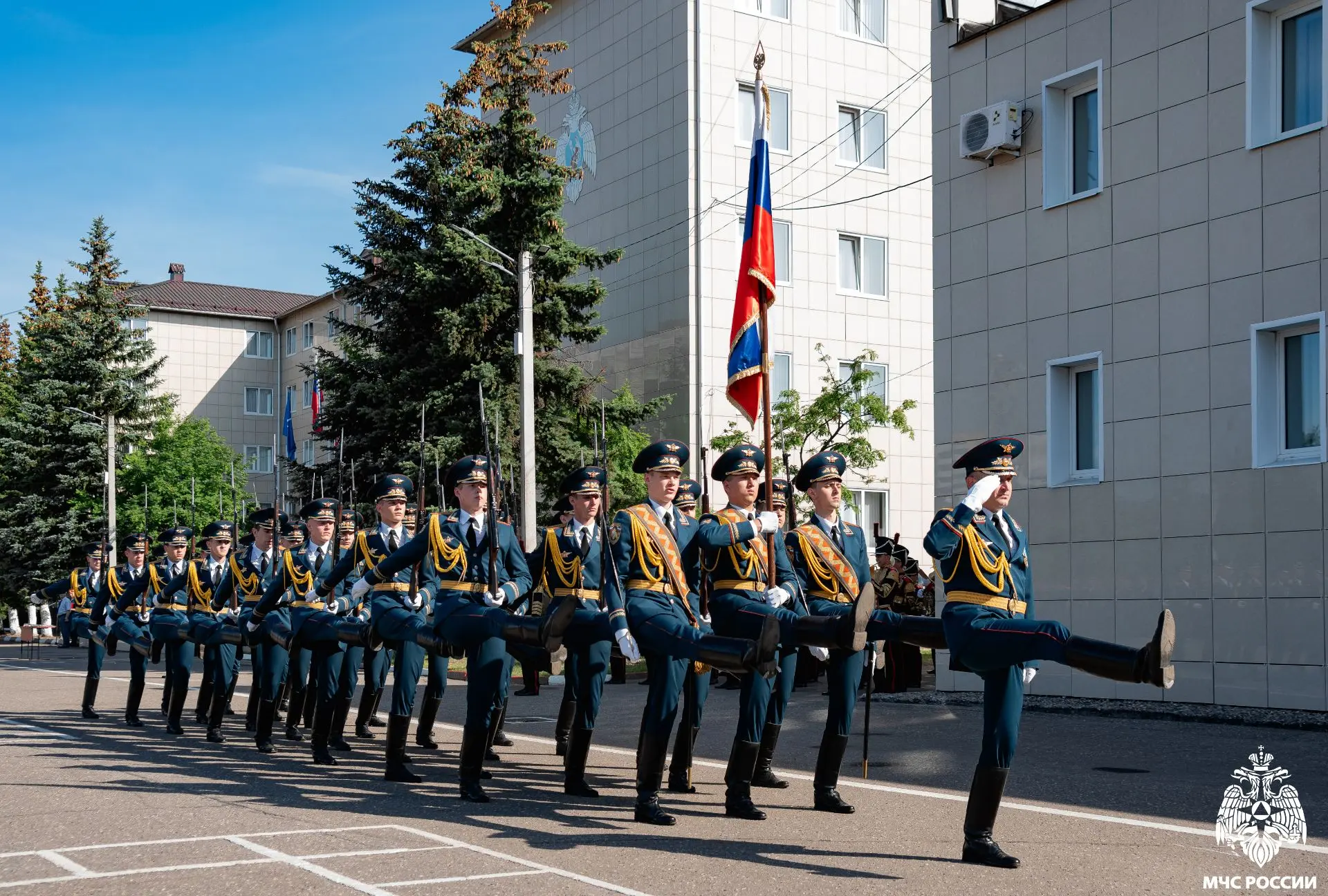 🇷🇺 Под флагом России

▶️ В преддверии одного из главных государственных праздников страны -  Дня Р