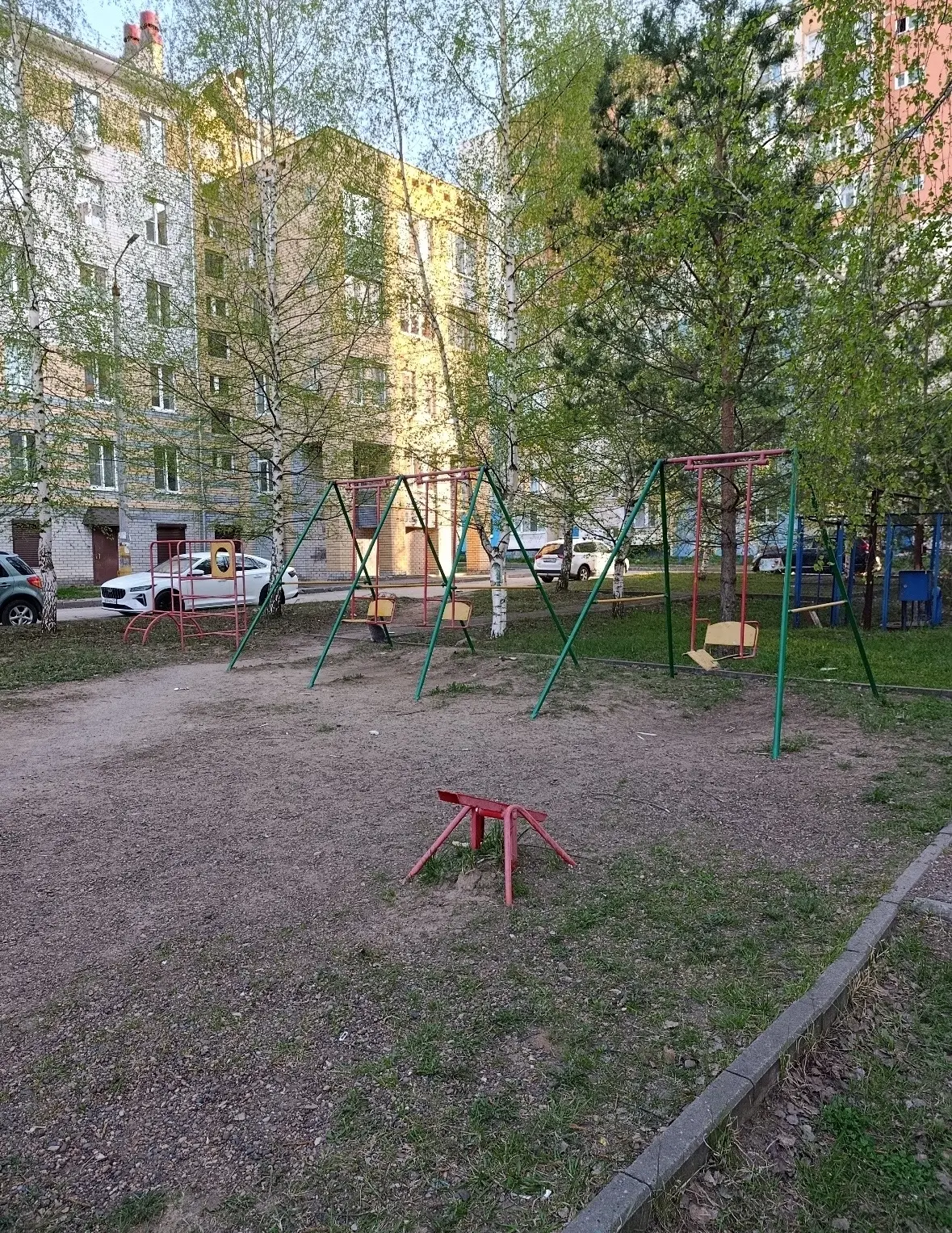 Кстово, пер. Первостроителей, детская площадка во дворе дома 7.  Сломаны сидения на двух качелях из 