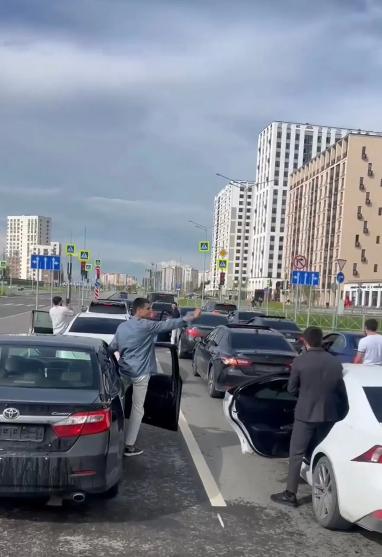 🤯 Сняв номера с автомобилей, группа водителей под громкую лезгинку и рёв моторов устроила по городу