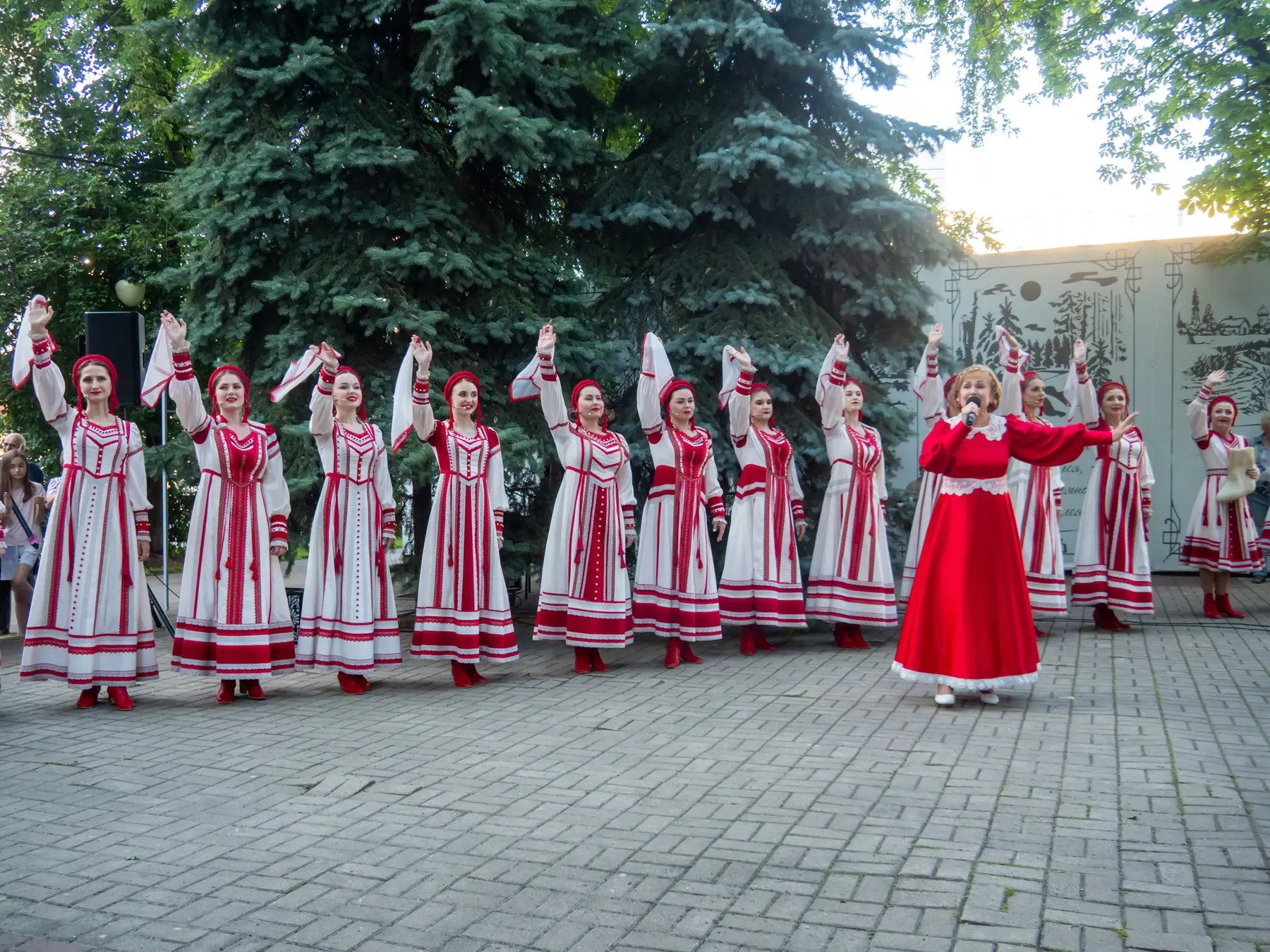 Сегодня в Кольцовском сквере выступит ансамбль народной песни и танца "Воронежские девч...