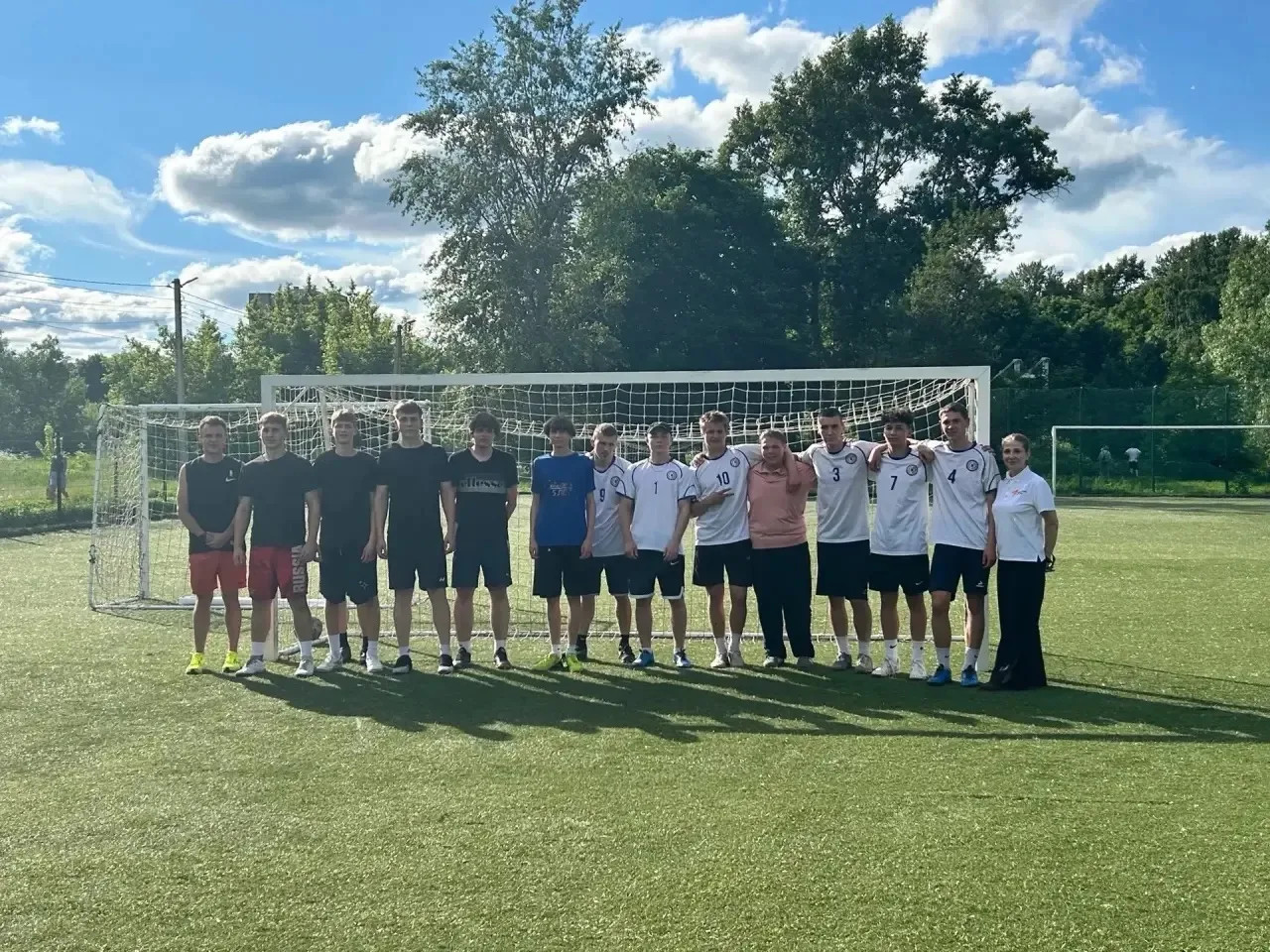 ⚽ Товарищеский футбольный матч в честь Дня России: дух соперничества и дружбы в Великих Луках! 🇷🇺
