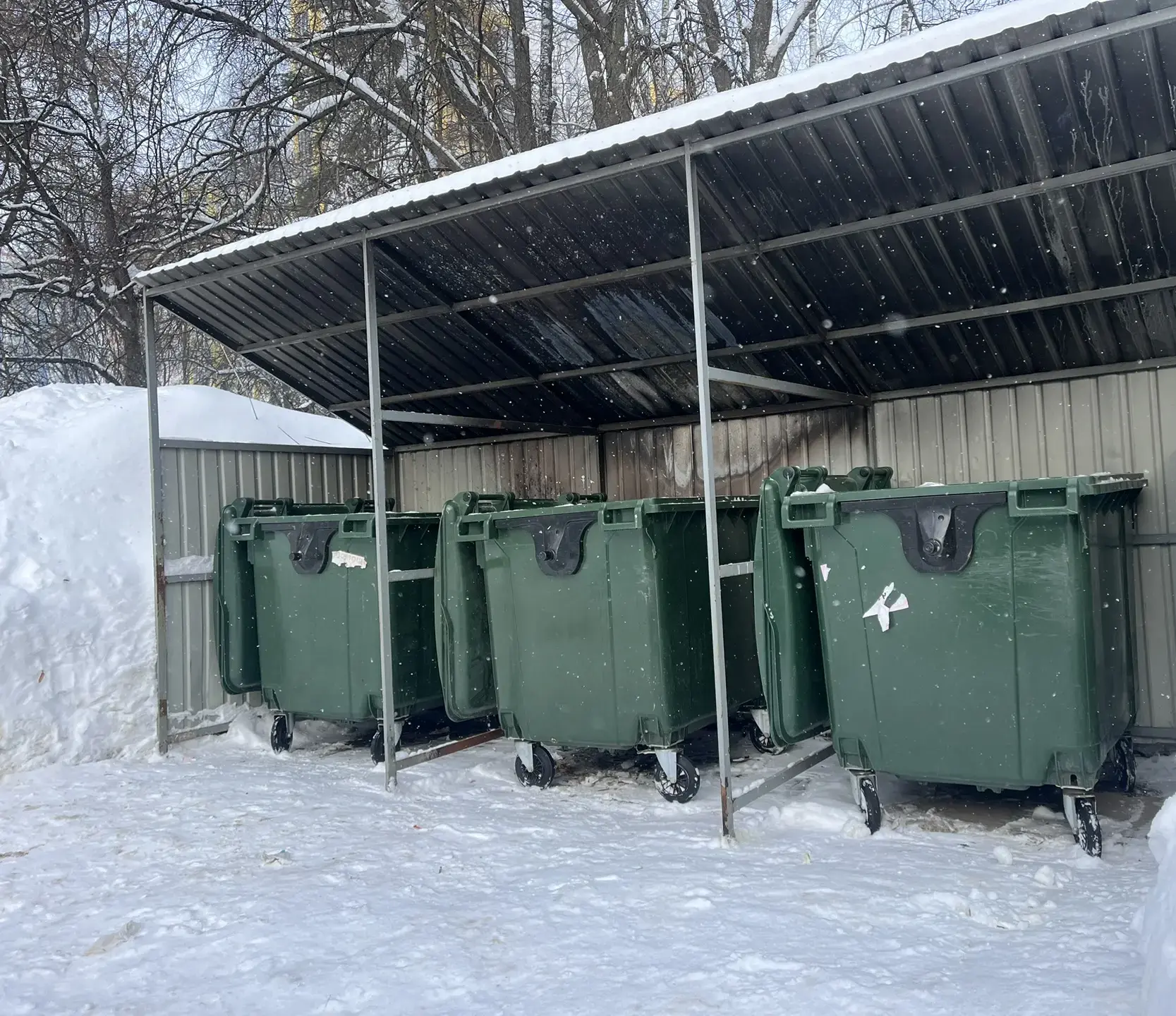 Ежедневно Домоуправляющая компания Приокского района осуществляет уборку территории вокруг контейнер