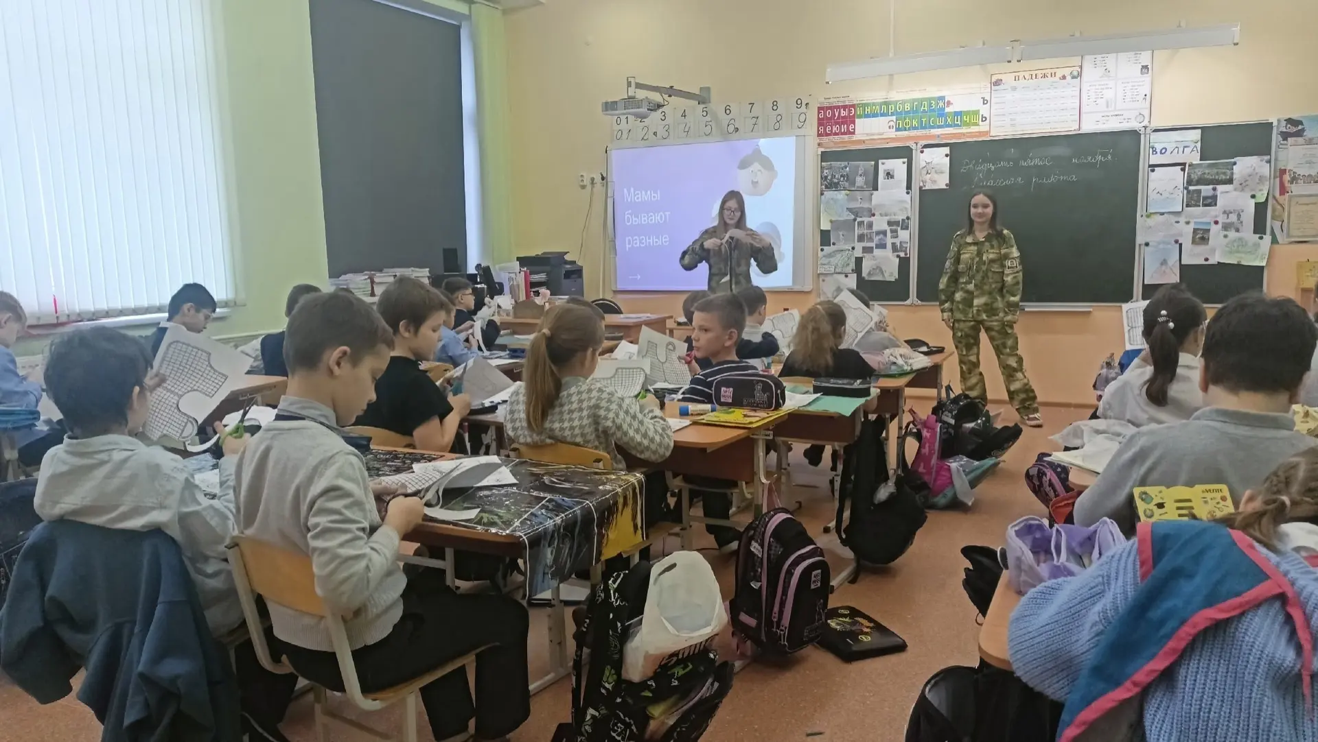 🎉 Ребята из Совета Первых провели замечательные уроки, посвященные Дню Матери! ❤   Что же было? 🧠 Кв