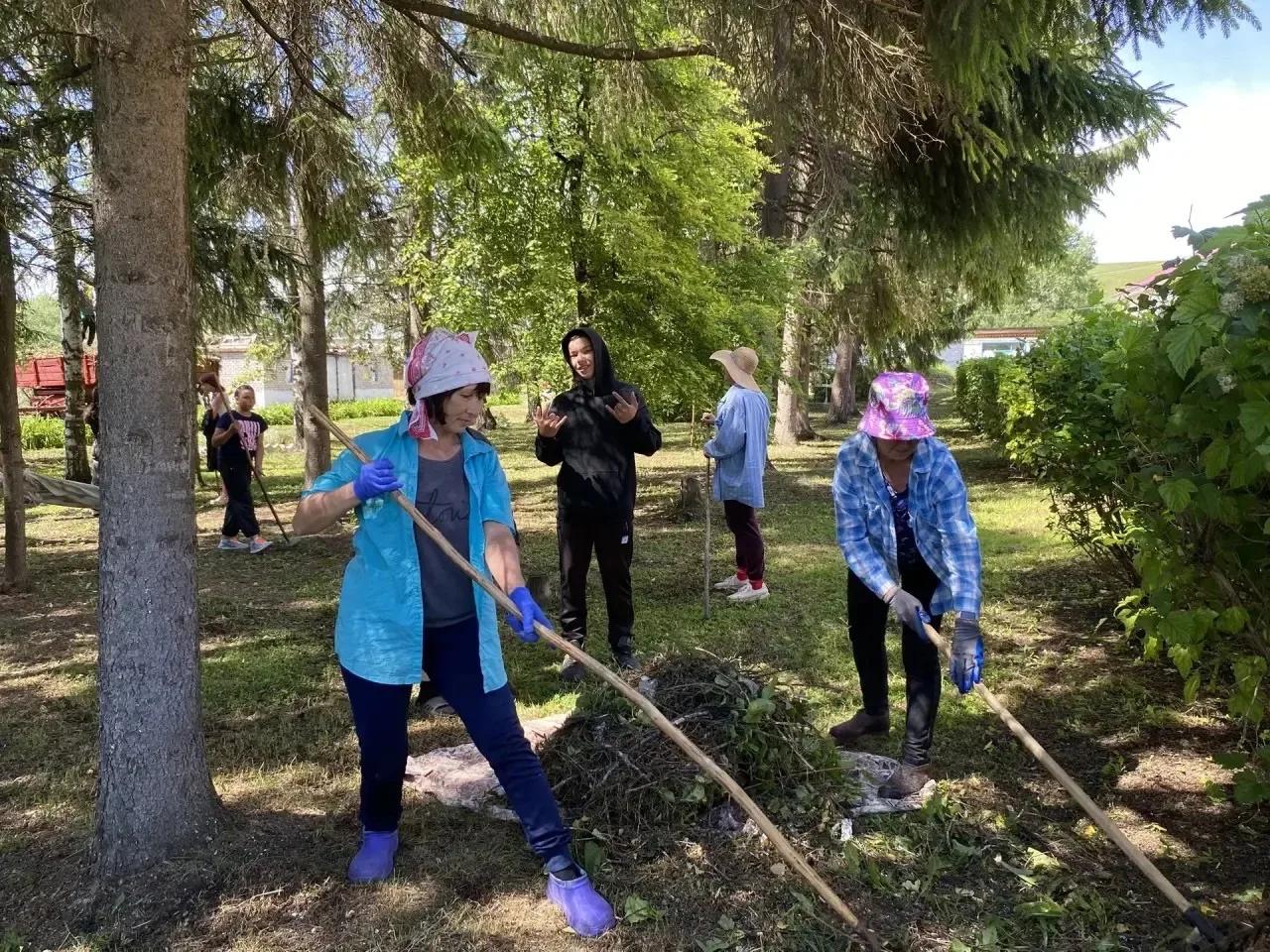 Трудовое воспитание — это про природу и ответственность 🌱

В нашей школе идет летняя практика на пр