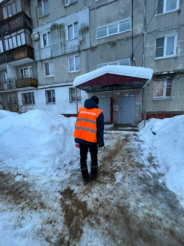 Дворники и спецтехника продолжают работать в усиленном режиме после очередного снегопада. Основные с