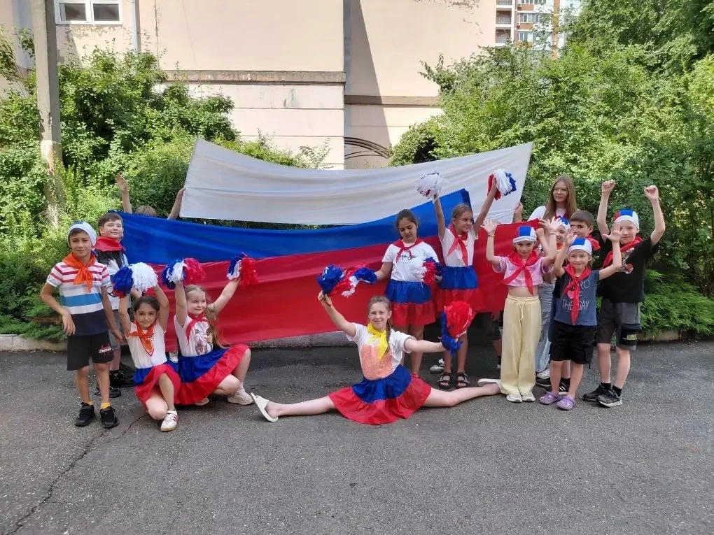🇷🇺 С праздником, страна!

Твои ребята из пришкольного лагеря «Искорка» нарисовали для тебя, Россия
