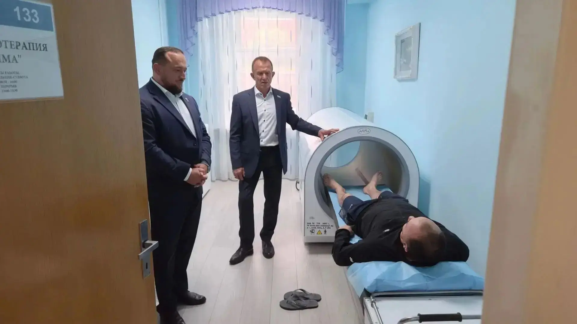 Сенатор Владимир Кравченко вместе с председателем Думы Сергеем Сеченовым и депутатом Ду...