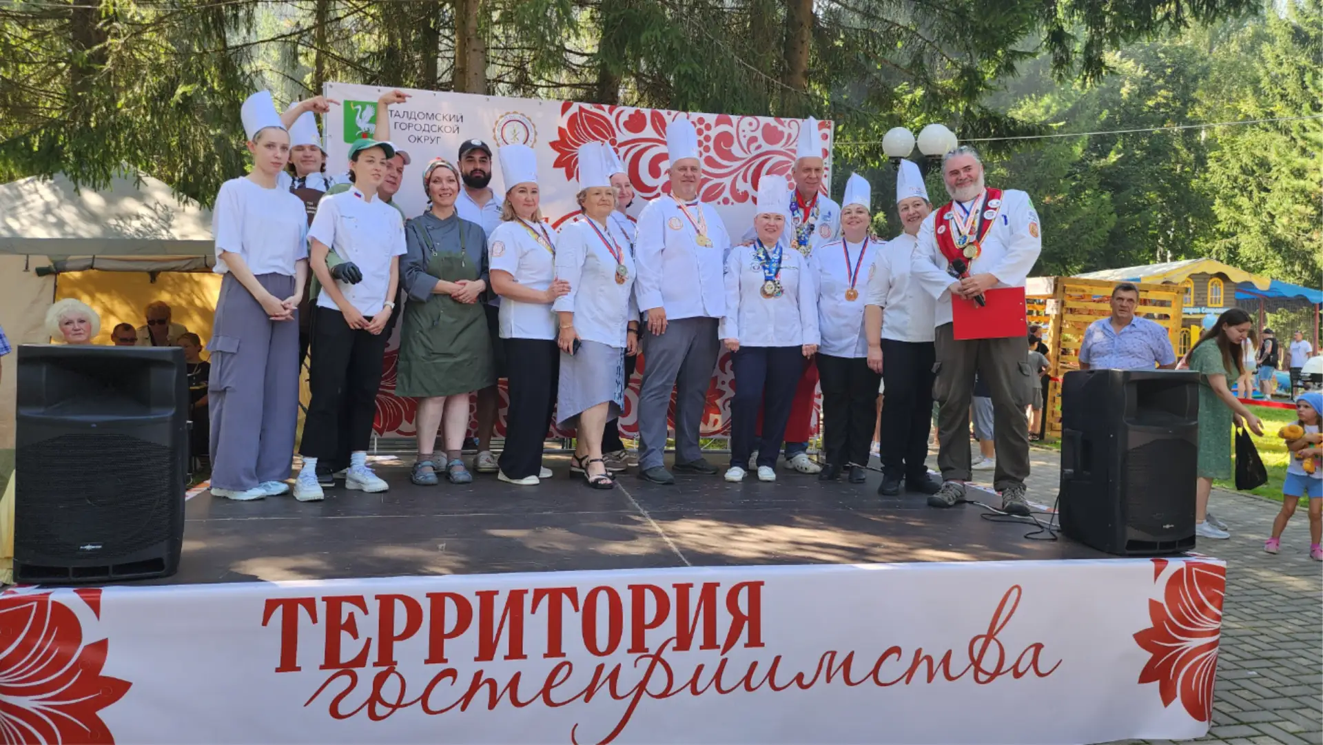 В Талдоме прошёл фестиваль «Скатерть самобранка». На шести площадках парка «Победа» пов...