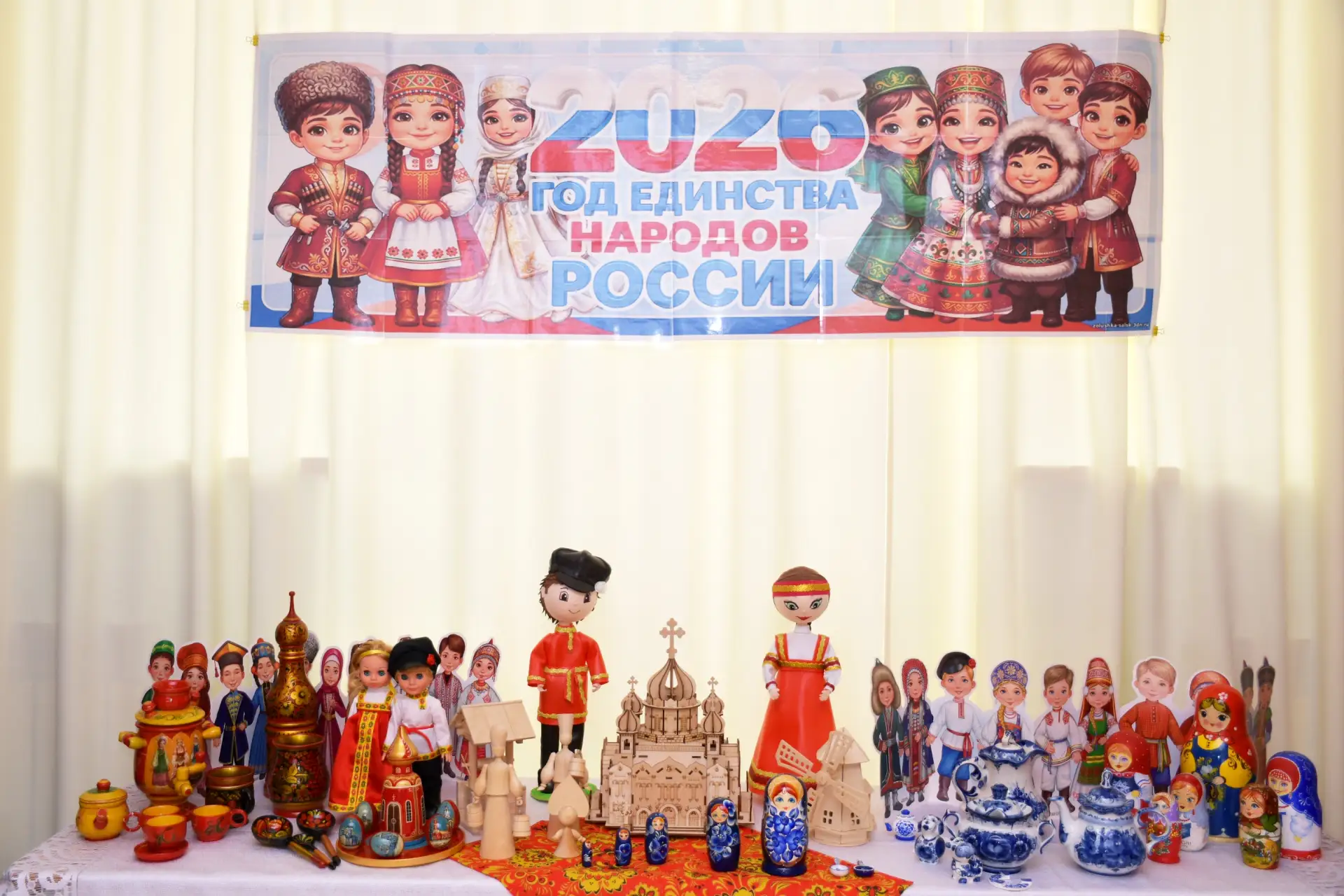 Знакомство детей с культурой народов России проходит в детском саду через знакомство с ...