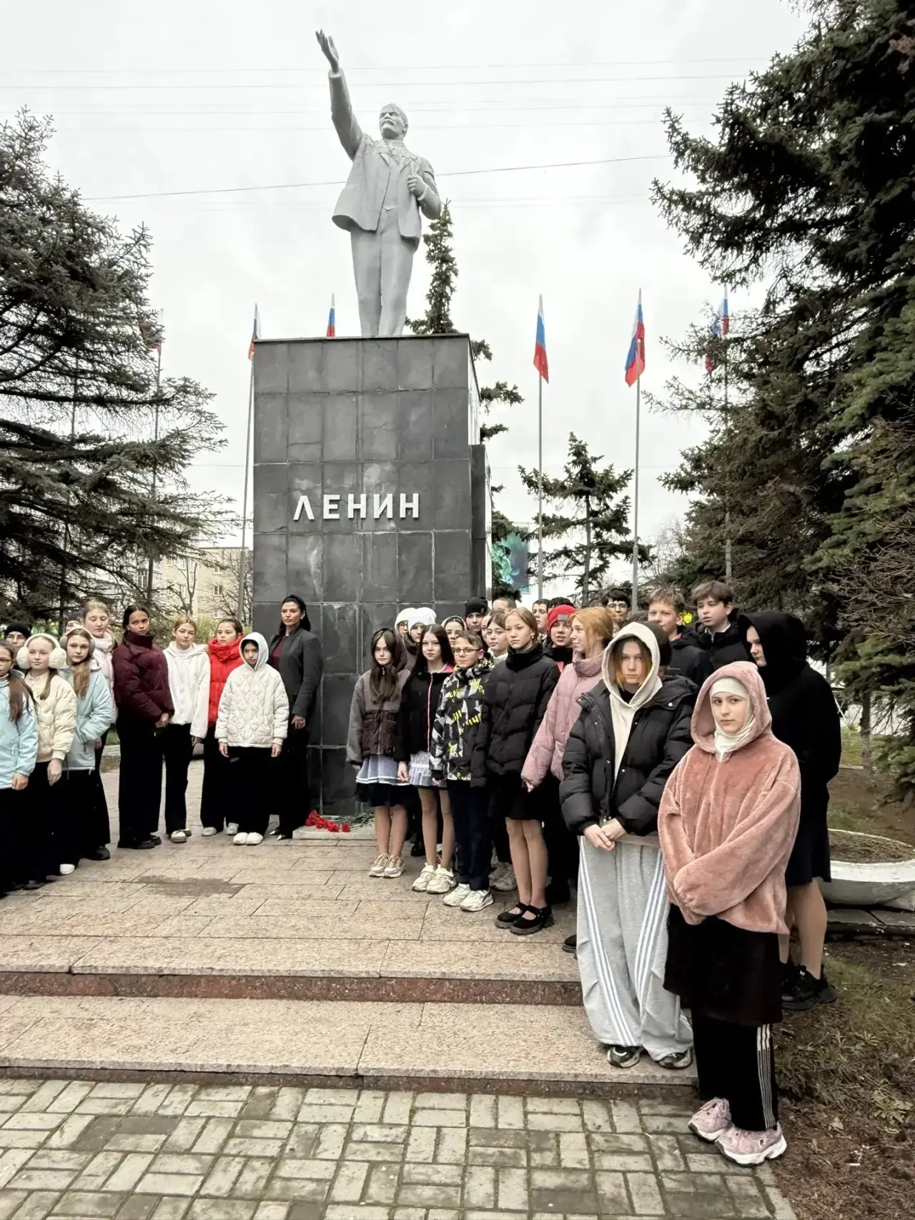 🗓 22 апреля — день рождения Владимира Ильича Ленина.  Сегодня у памятника лидеру большевиков собрали