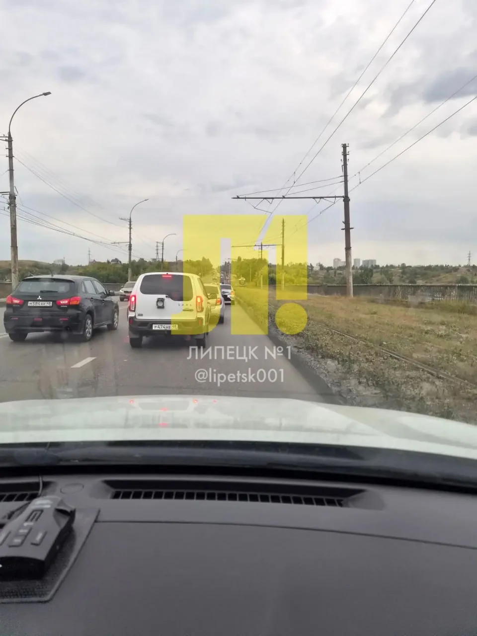 «Из-за замены труб на Октябрьском мосту невозможно проехать даже в 6:00 и тем более пос...