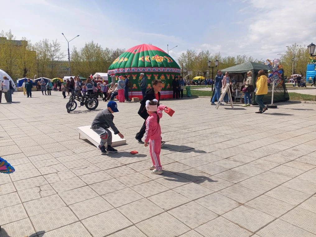 🎈Забраться на деревянный столб, побегать в мешках или попасть мягкой подушкой в цель. ‎ ‎Всё это мож