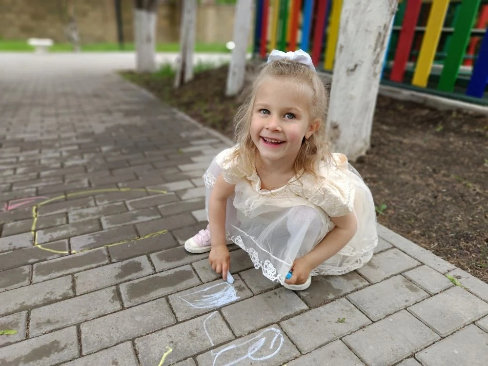 "Мы рисуем мелом Лето на асфальте"🌞🧒🌞👶                        
Раз, два, три, четыре, пять!
Начи
