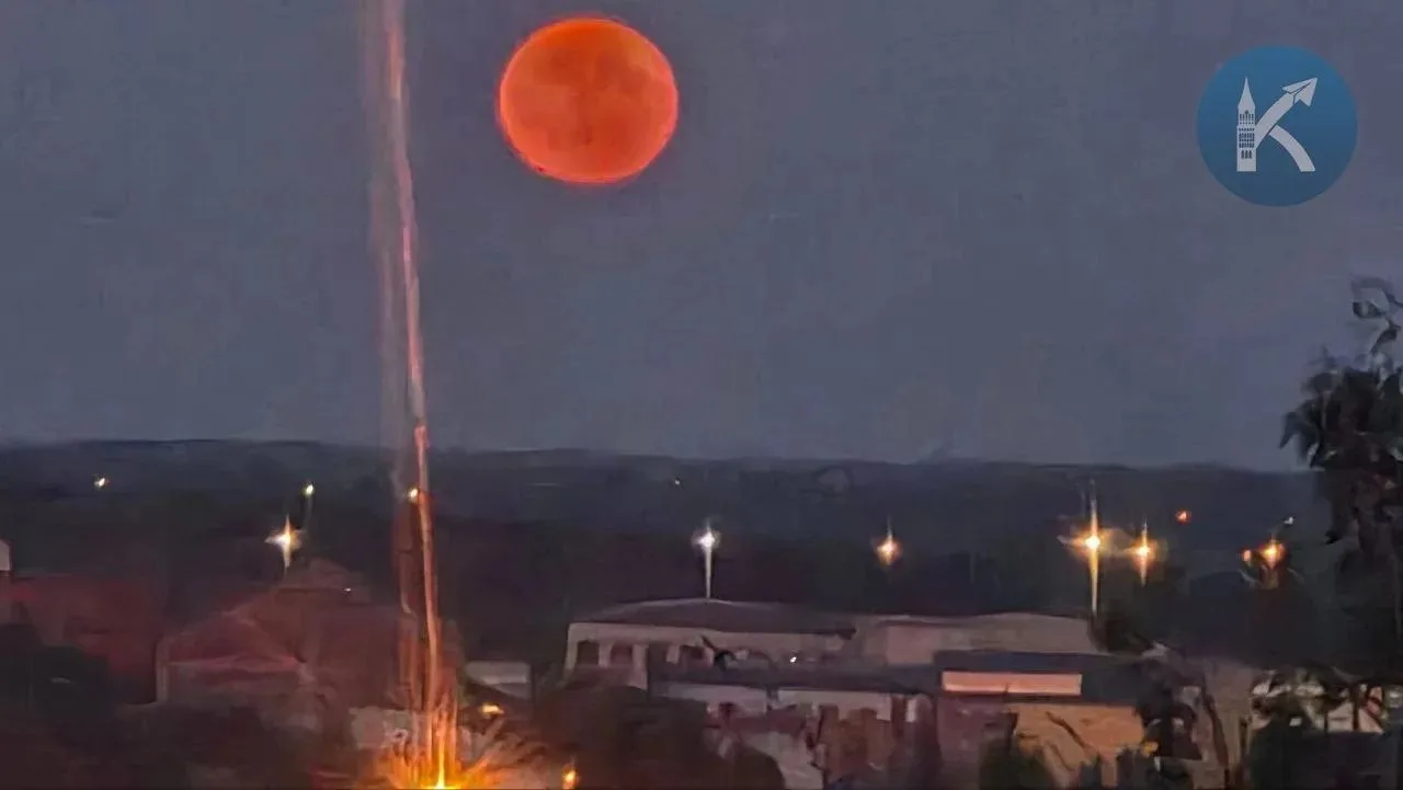 Этой ночью на небе царствовала красавица Оленья Луна 🌜Лайк этому янтарныму совершенству! 🤩🔥

🤓По