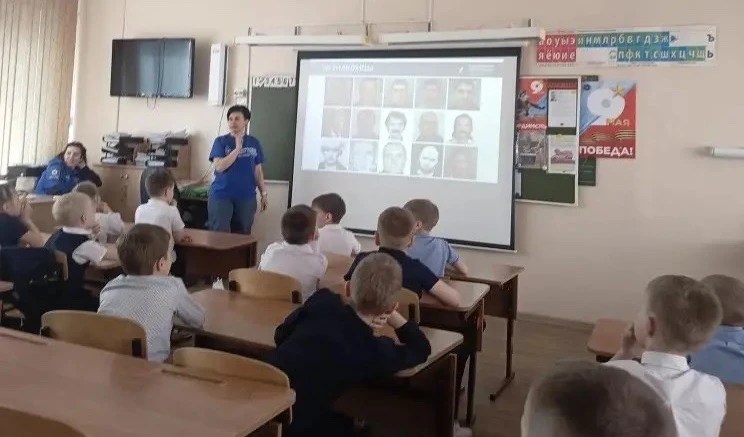 Наши самые юные ученики, ребята из 1 В класса, встретились с настоящими героями — добровольцами поис