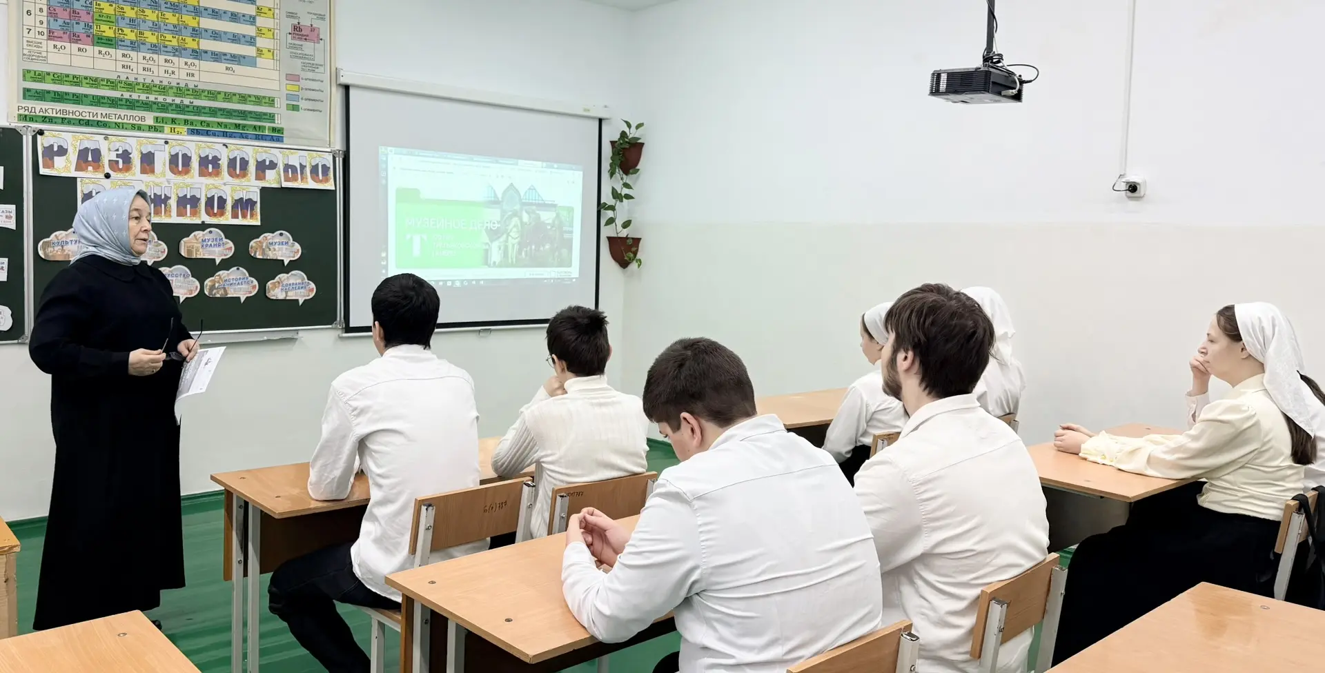 Сегодня в нашей школе прошло увлекательное внеурочное занятие, посвященное музеям и их роли в сохран