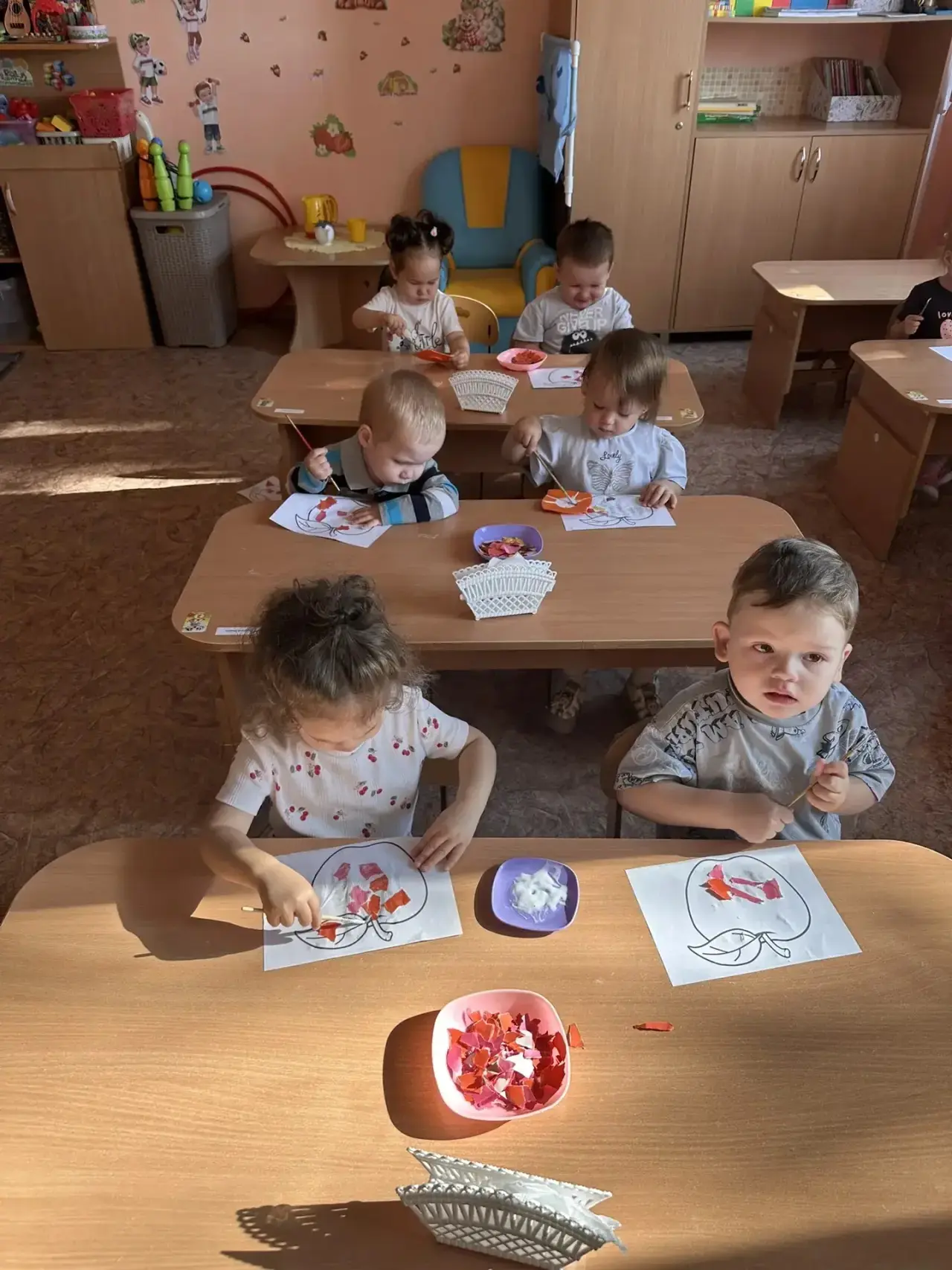 «Что это за фрукт — круглый, красный, сладкий? 🍏 Это яблочко! Оно такое сочное, что из...