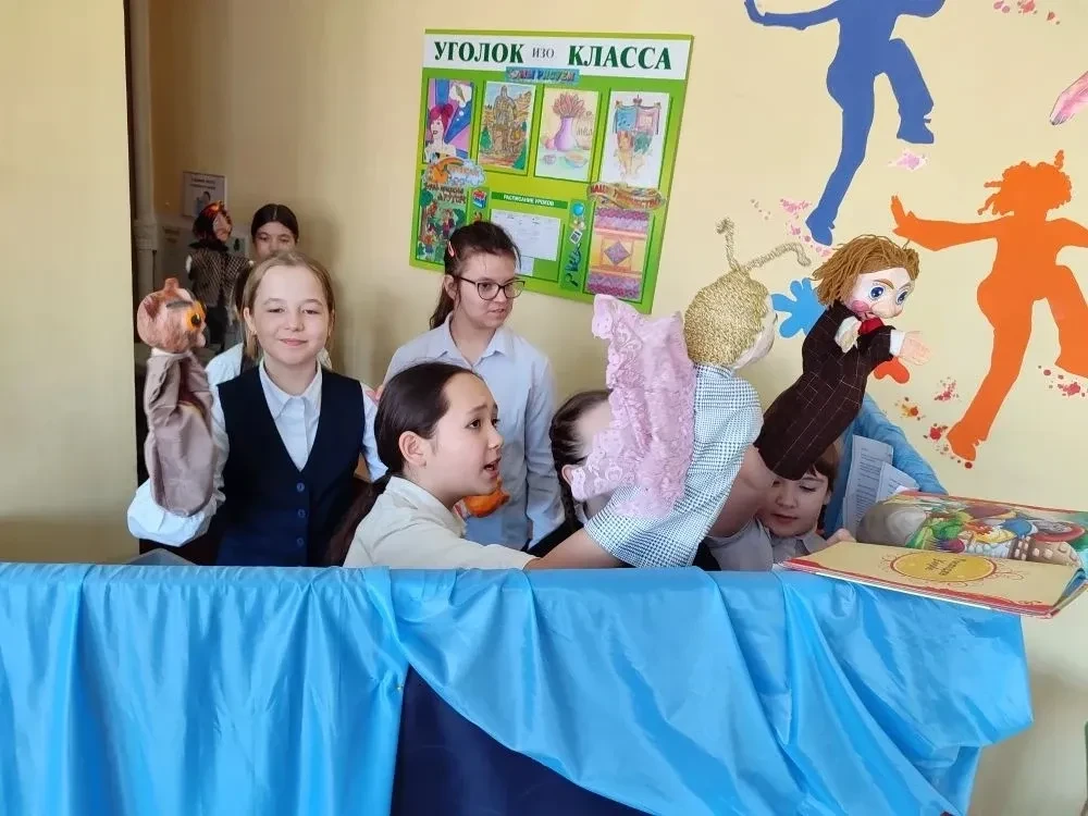 🎭 Экскурсия в Школьный театр! Сегодня мы побывали в гостях у школьного кукольного театра.   Руководи