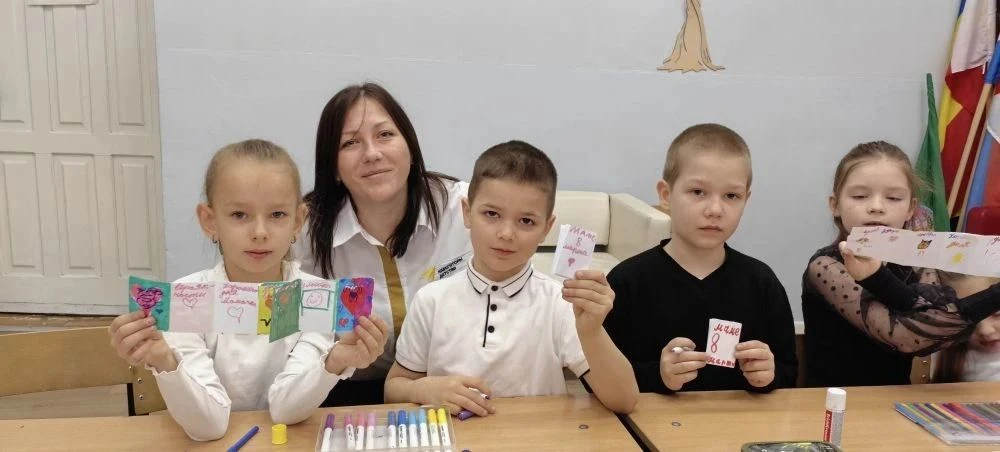 4 марта во 2 «А» классе Новобатайской школы прошло творческое занятие «Книжка тёплых слов». Под руко