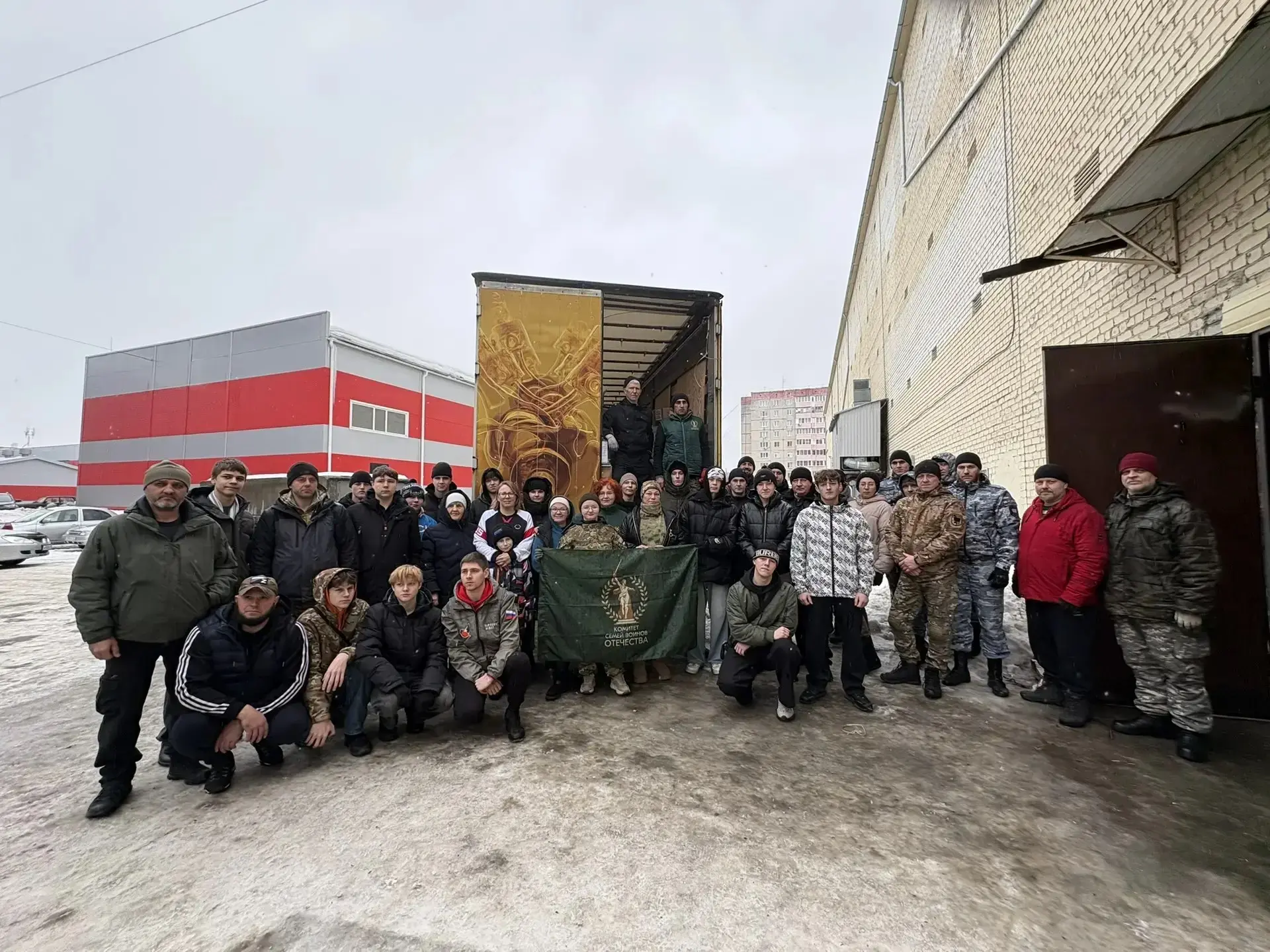 🤝 Студенты колледжа приняли участие в погрузке гуманитарной помощи.  В преддверии Дня защитника Отеч