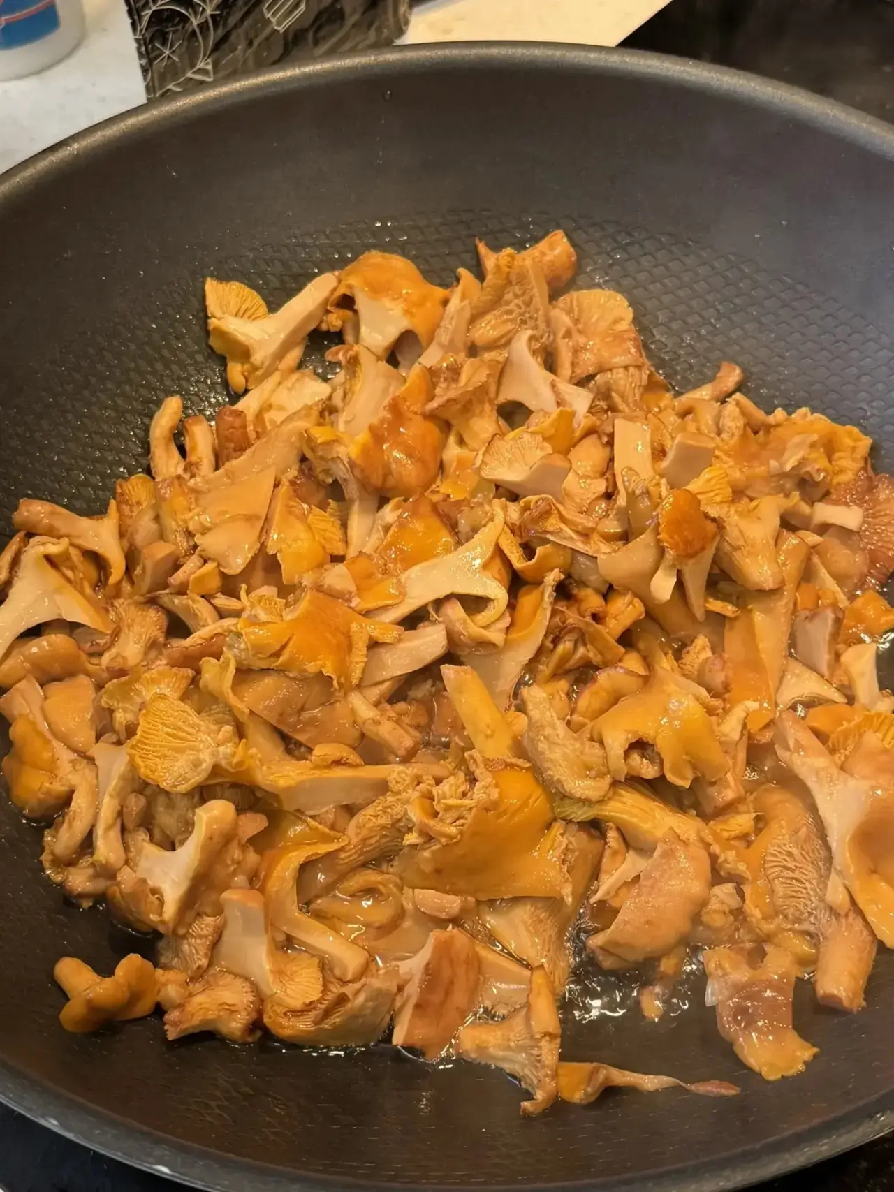 Вчера, когда возвращались домой, купили лисичек 😍 Жена вчера приготовила с ними шикарн...
