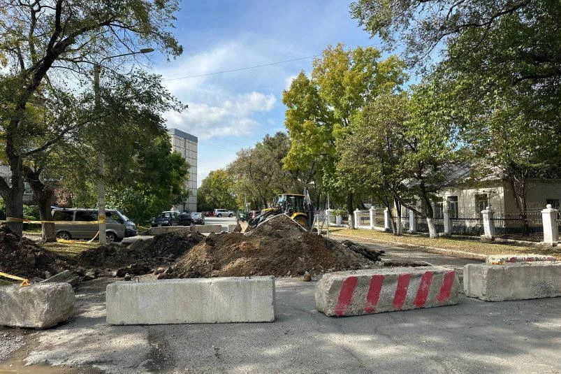 ⛔️ Дорогу рядом с Домом художника в Уссурийске перекрыли до вечера понедельника
